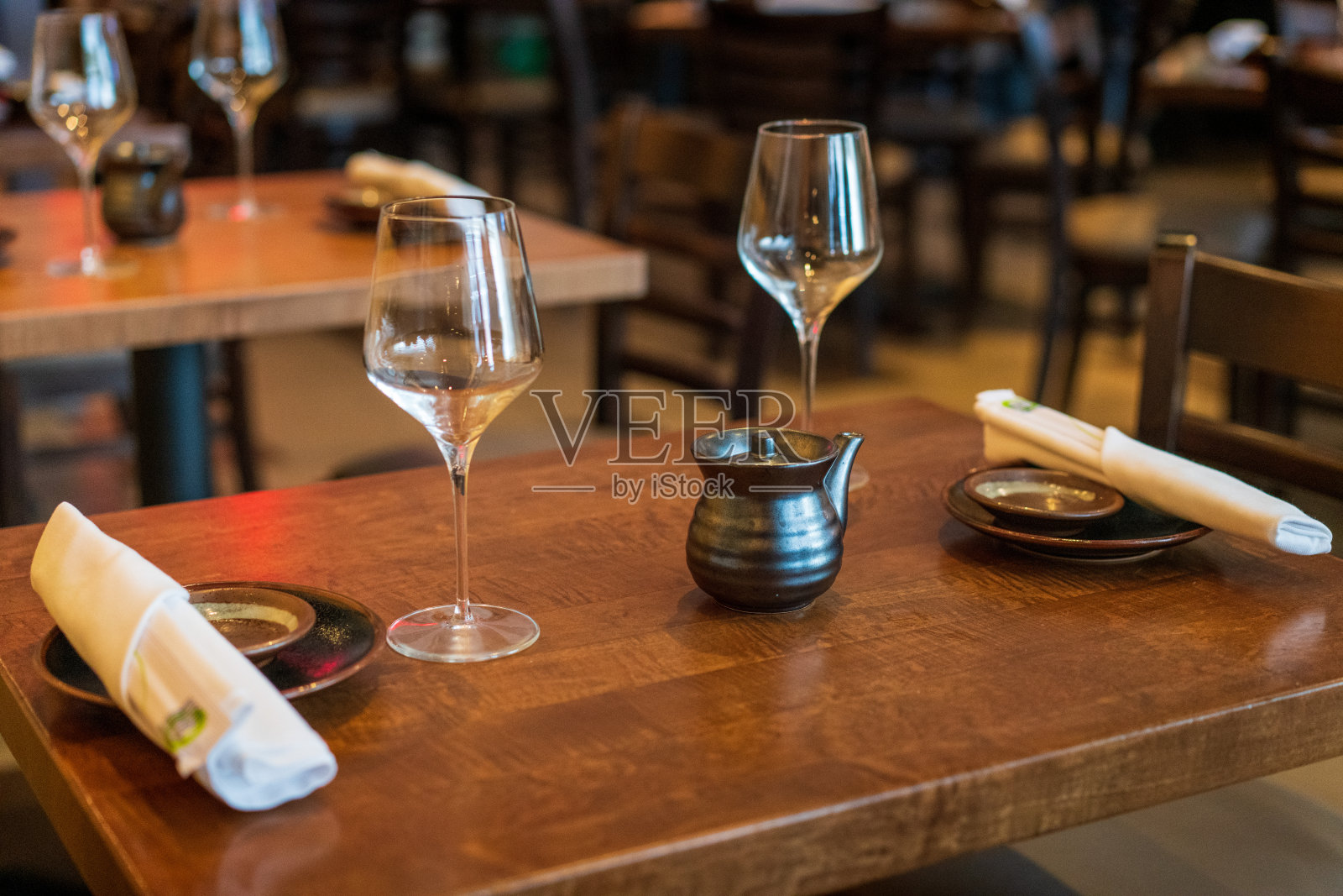 餐桌上桌照片摄影图片