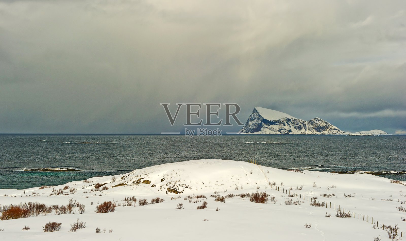 在挪威的北极，冰山与大海的地平线和积雪的景观照片摄影图片