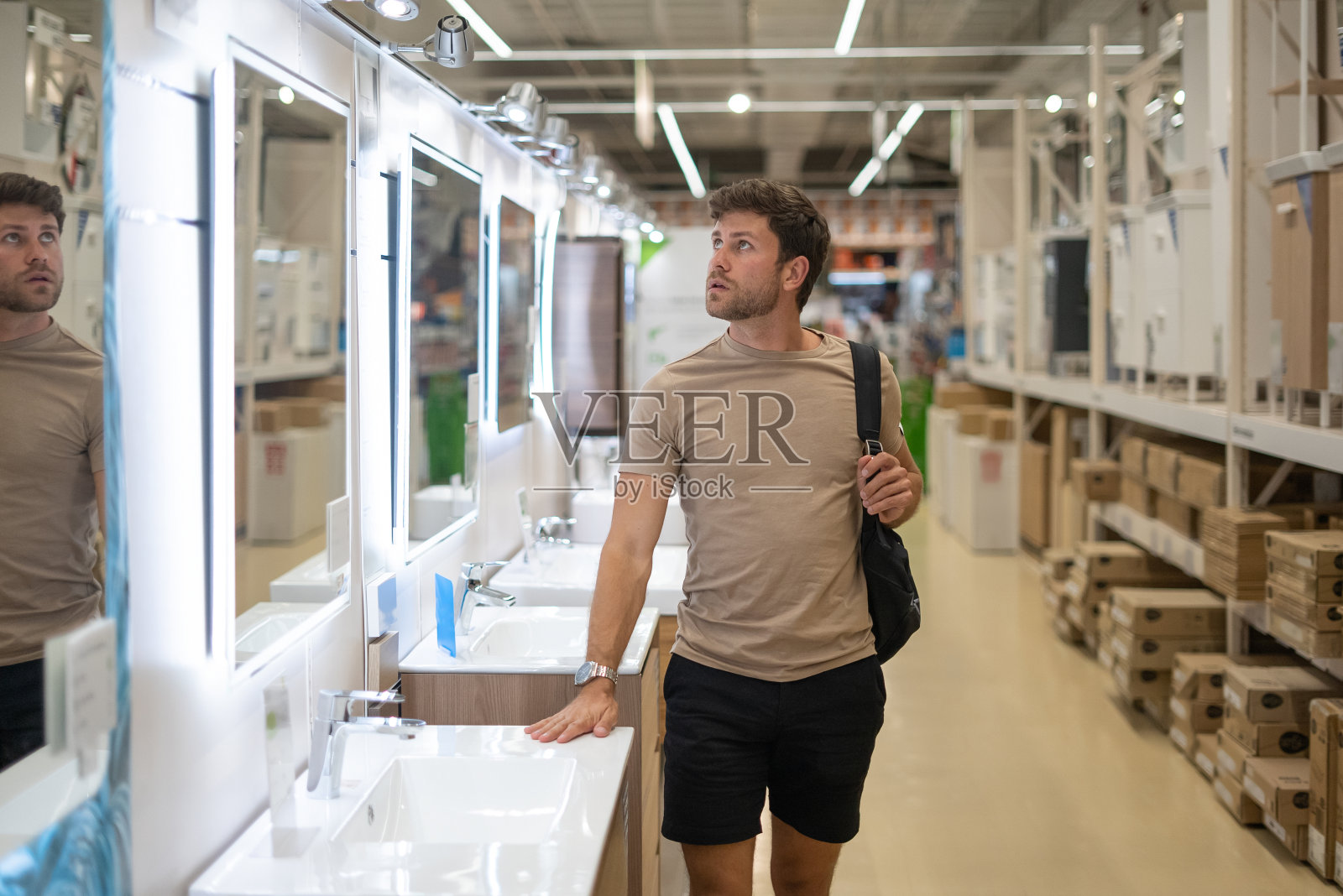 男士选择水槽和镜子照片摄影图片