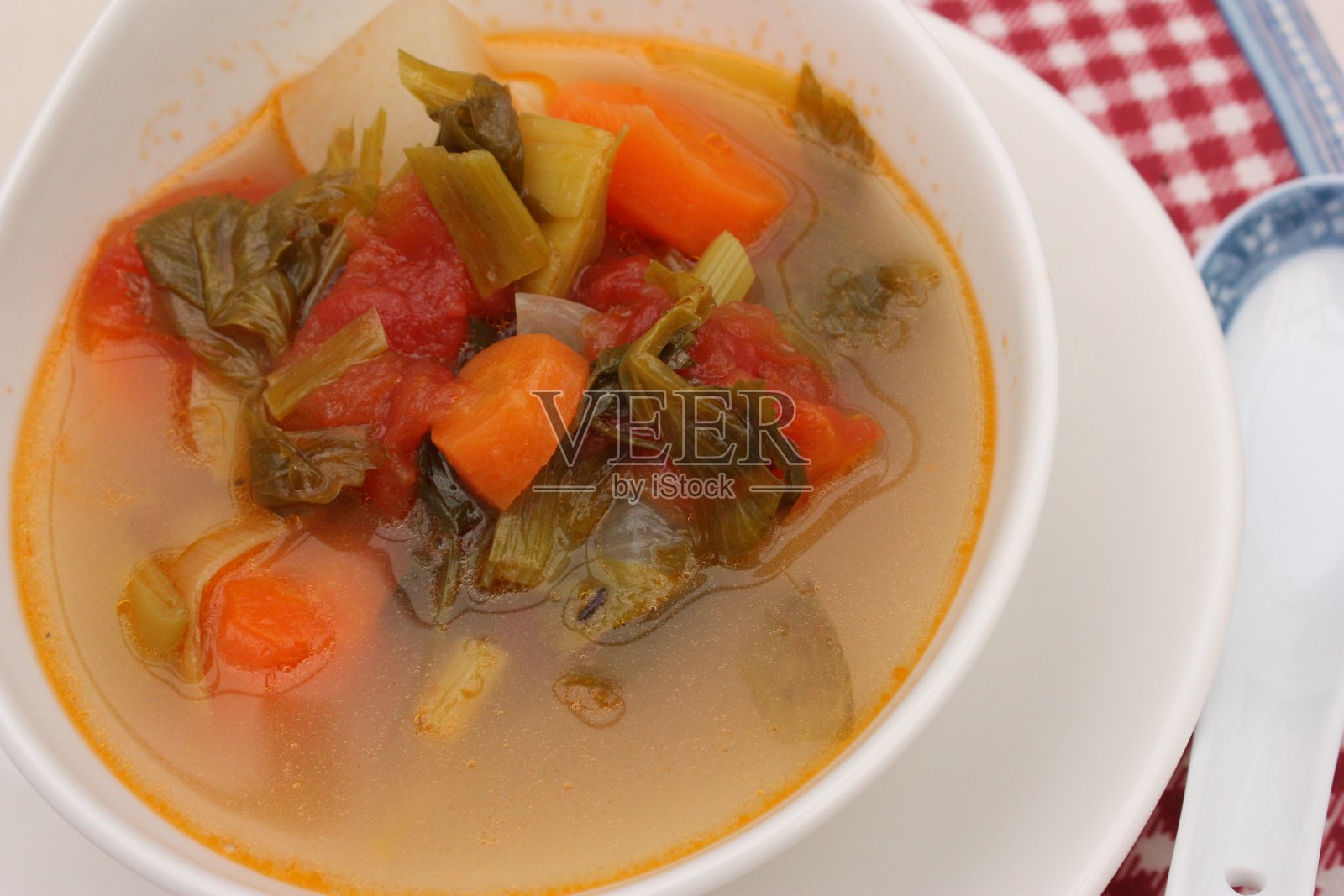 在碗里的肉汤照片摄影图片