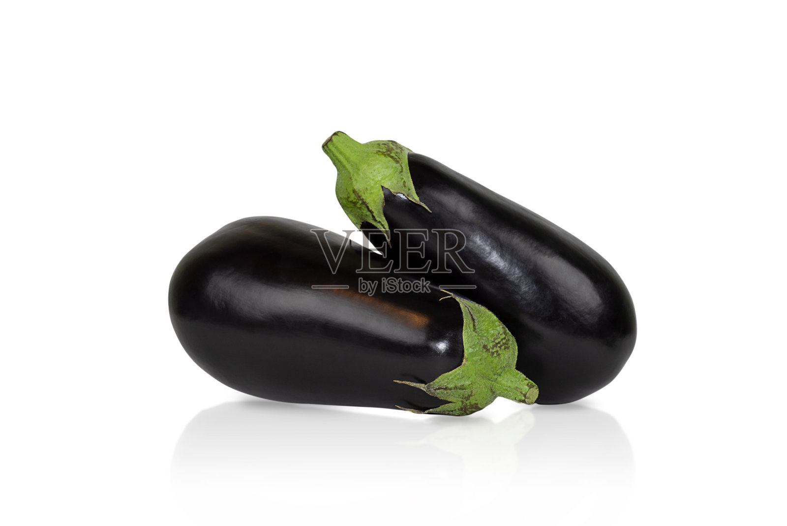 两棵巨大的茄子被隔离在白色的背景上。照片摄影图片