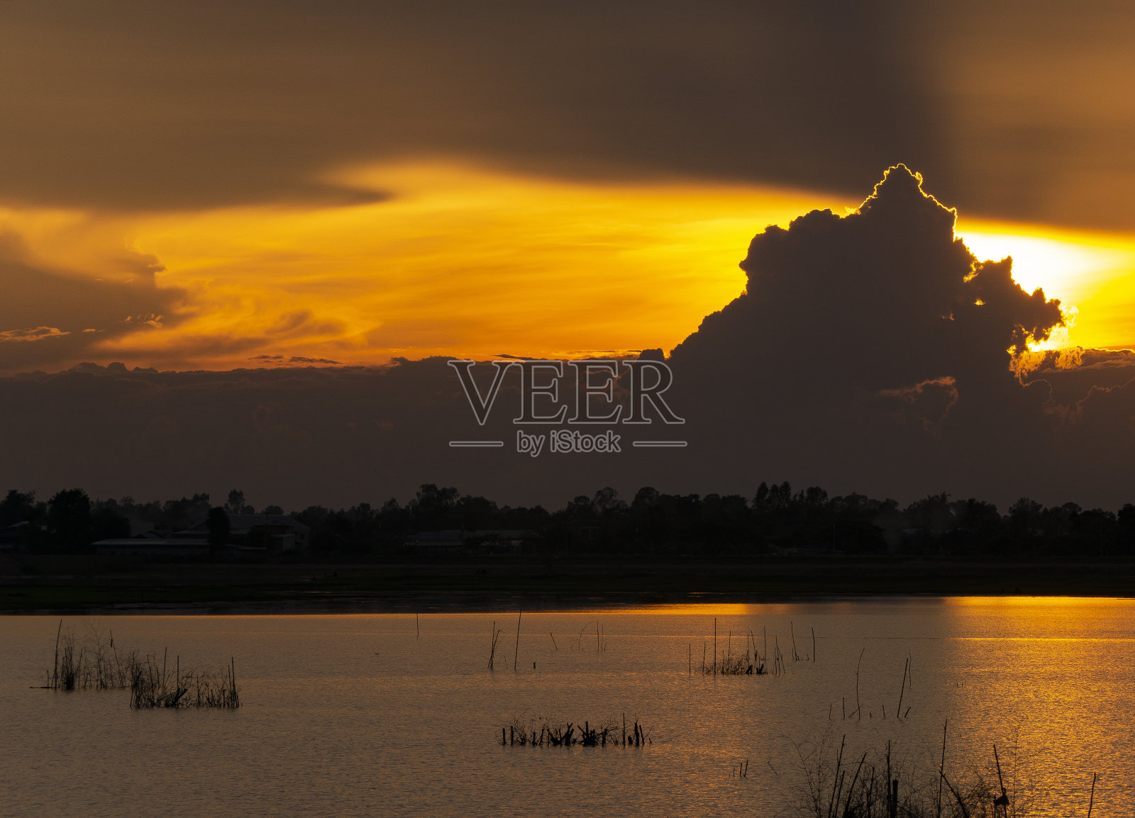 日落在人工水库与戏剧性的光反射和云泰国亚洲照片摄影图片