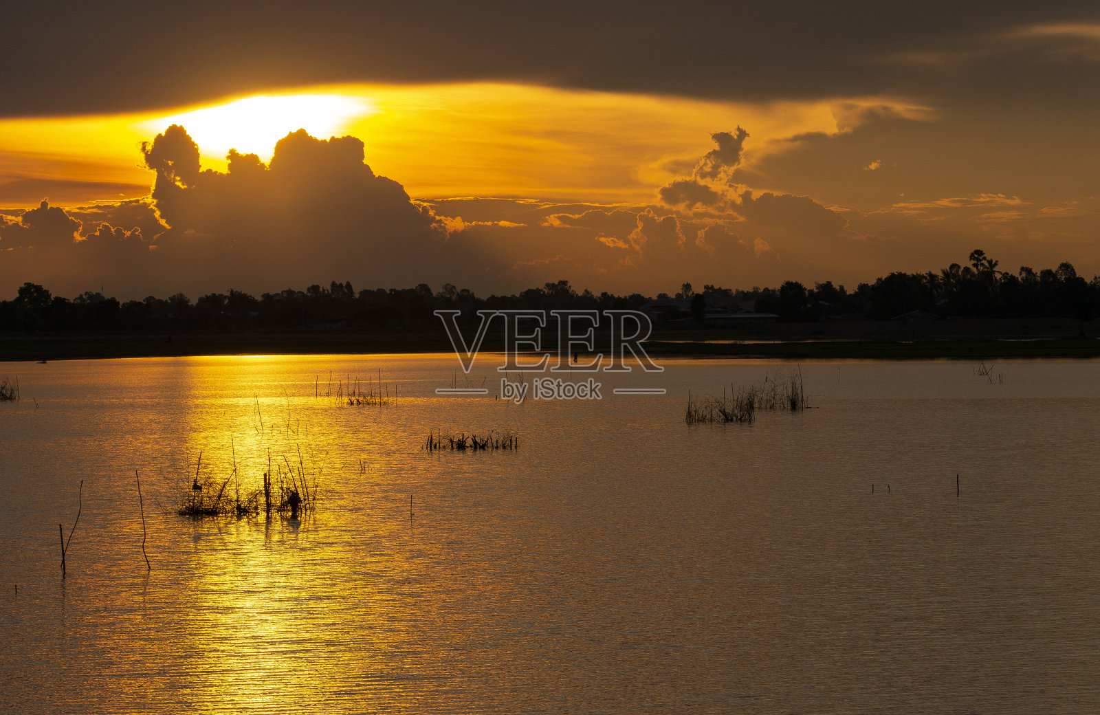 日落在人工水库与戏剧性的光反射和云泰国亚洲照片摄影图片