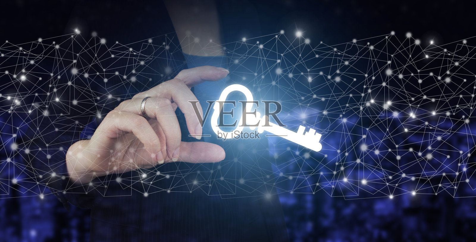 数据保护隐私概念。GDPR。欧盟。手持数字全息图的关键标志在城市黑暗模糊的背景。关键词图标商业互联网技术概念照片摄影图片