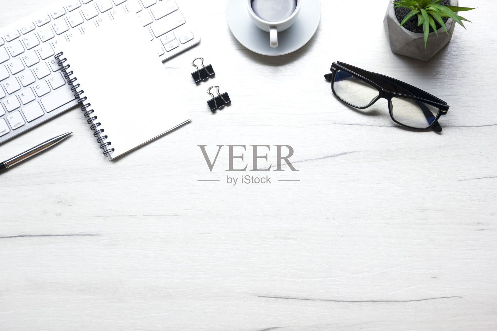 办公桌椅和用品。平铺办公场所及物件。前视图。文本复制空间照片摄影图片