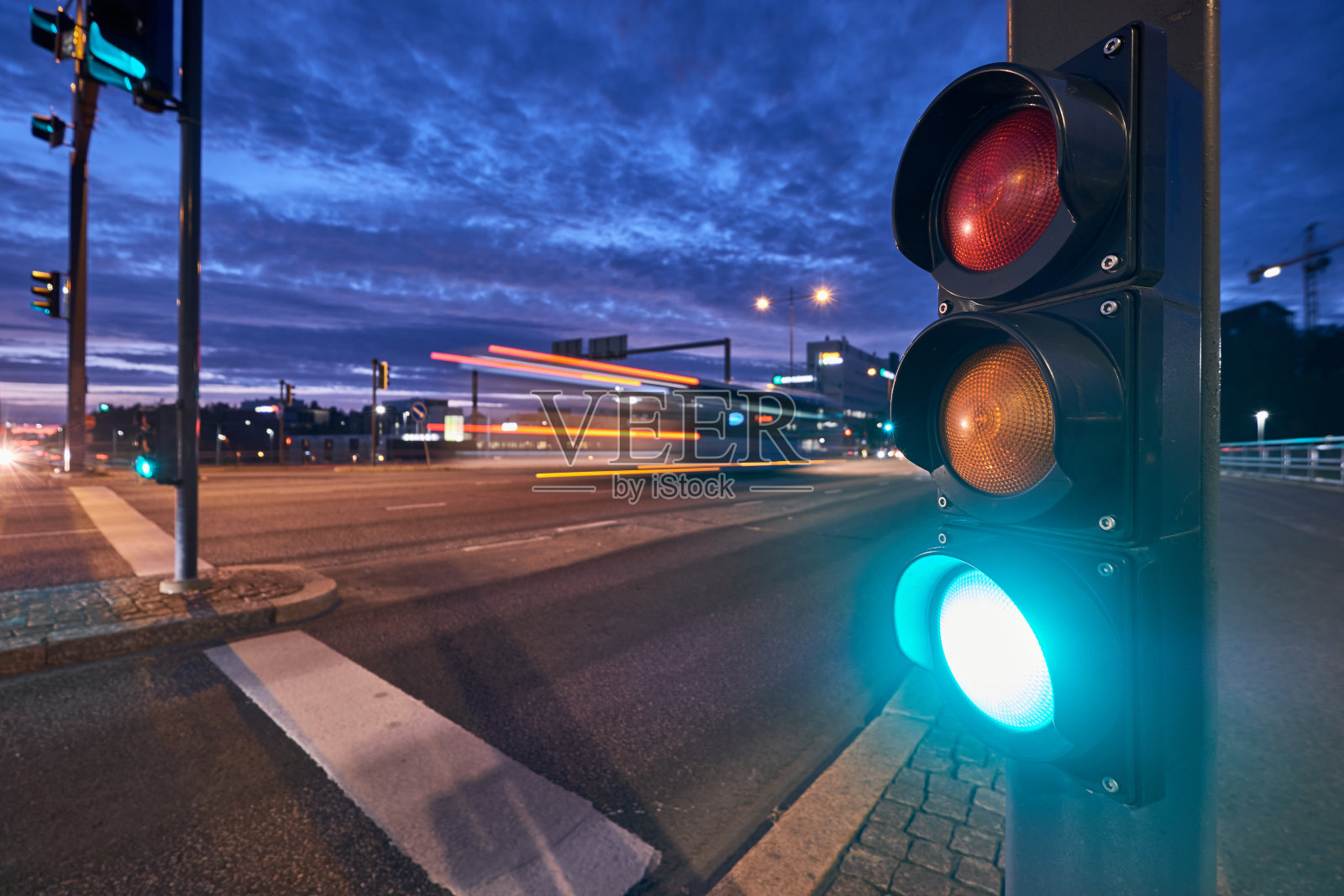 欧洲某城市街道附近的红绿灯照片摄影图片