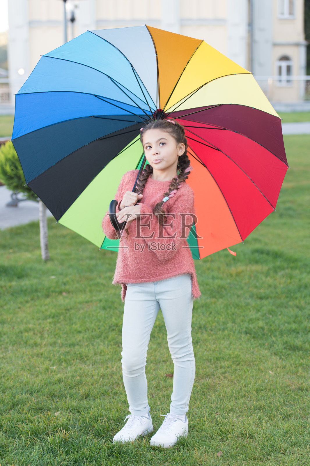 在大的保护伞之下。丰富多彩的配件，愉悦心情。女孩长发打着伞在公园散步。保持积极乐观。丰富多彩的配件积极影响。明亮的伞照片摄影图片