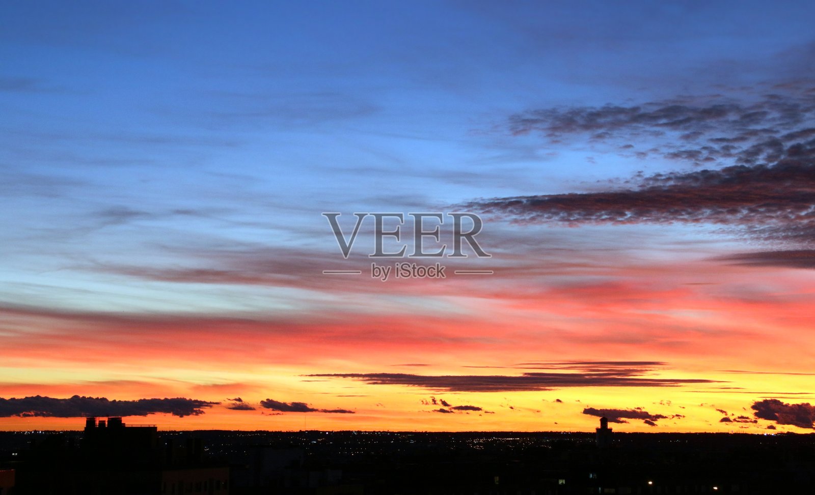 晚霞中暖色的云。照片摄影图片