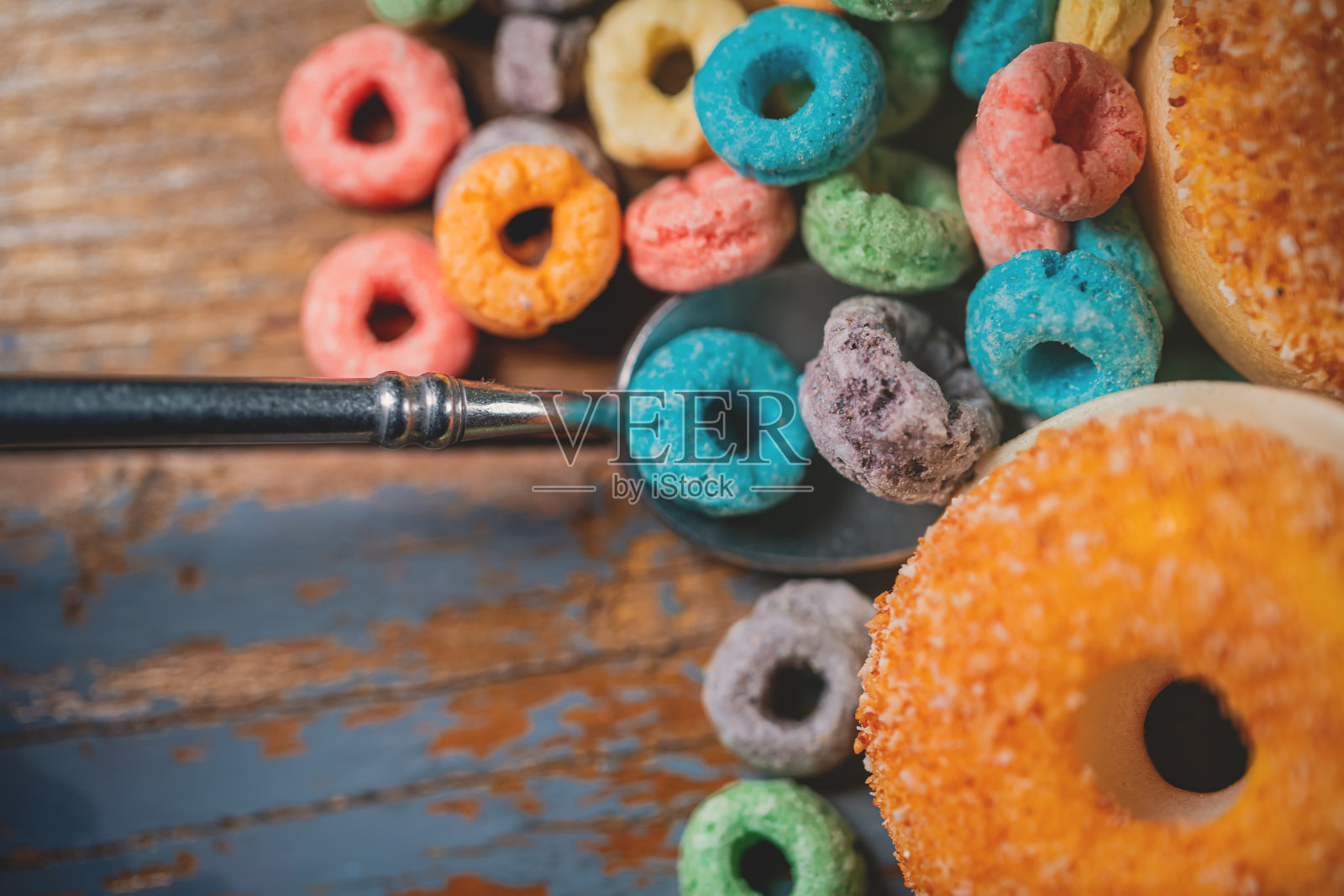 木板上的甜甜圈早餐照片摄影图片