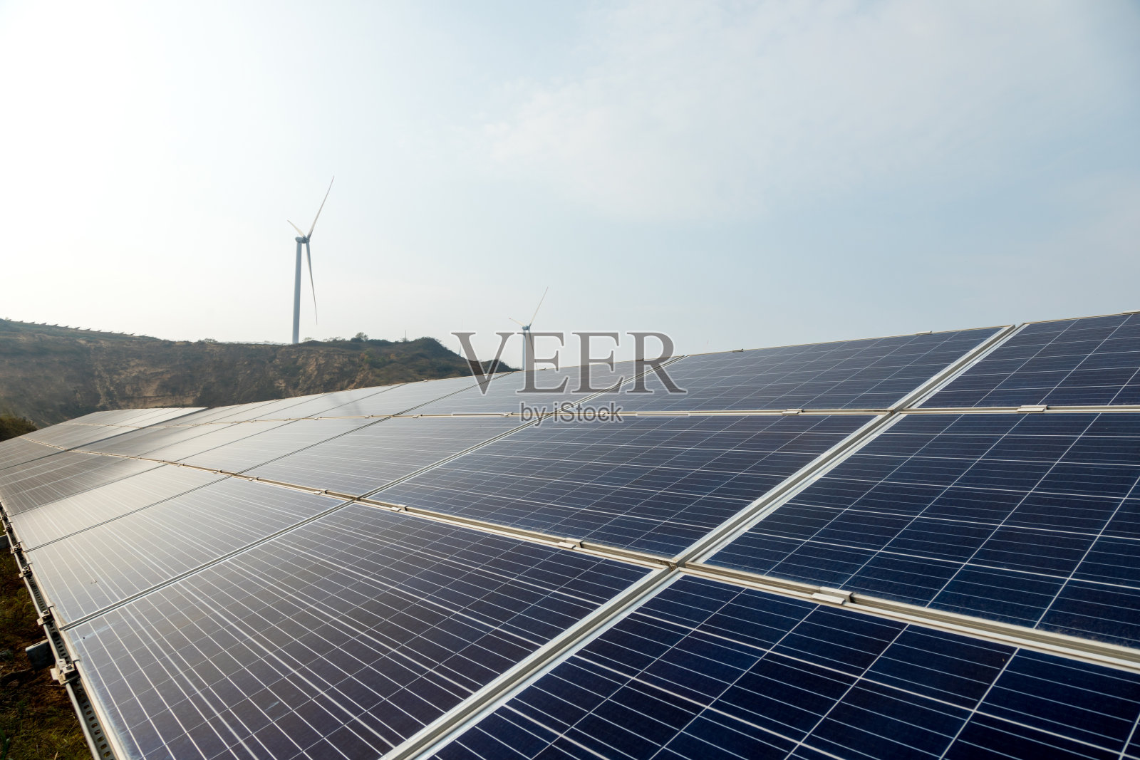 太阳能电池板和风能照片摄影图片