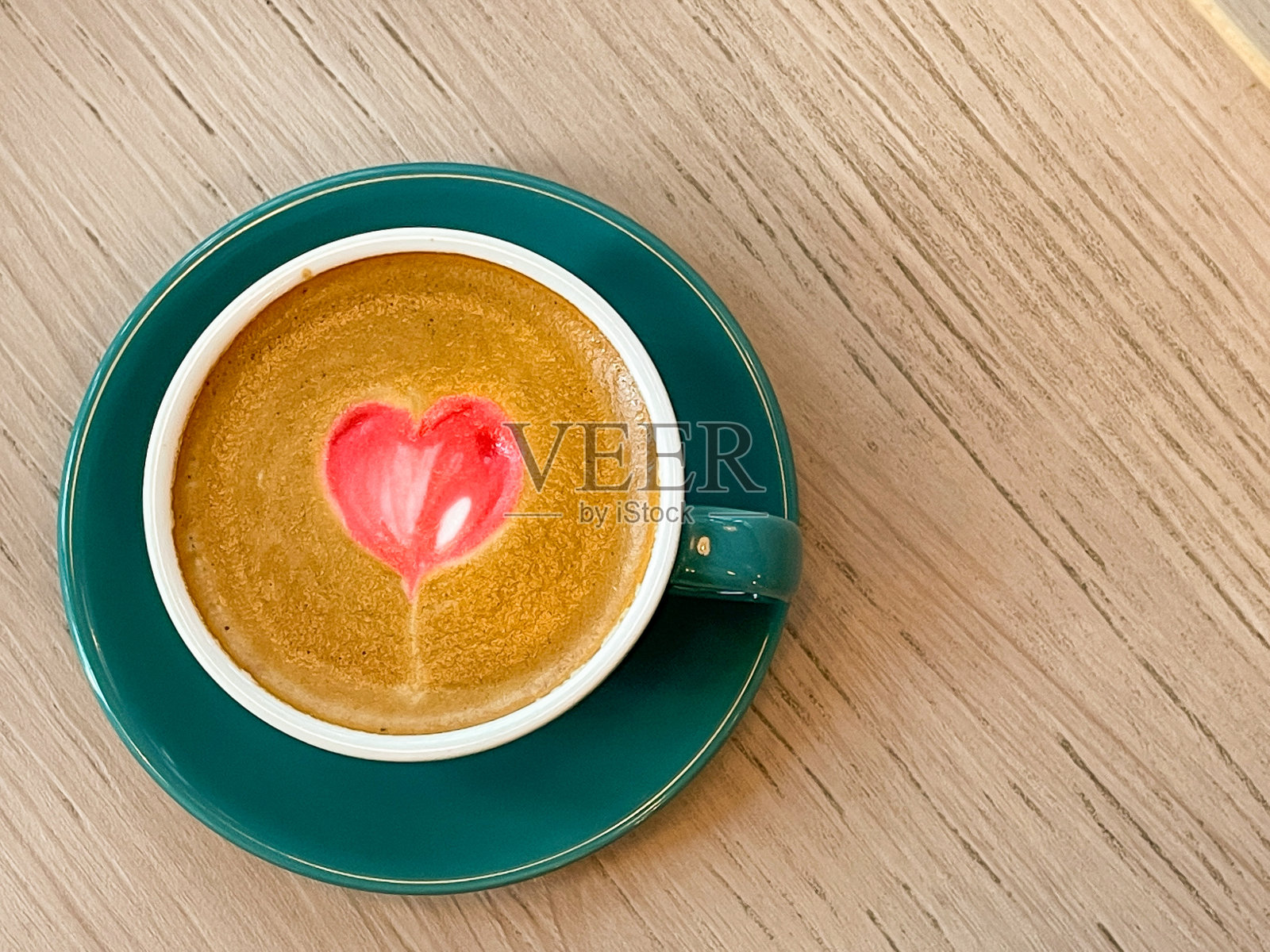 一杯红心拉花咖啡照片摄影图片