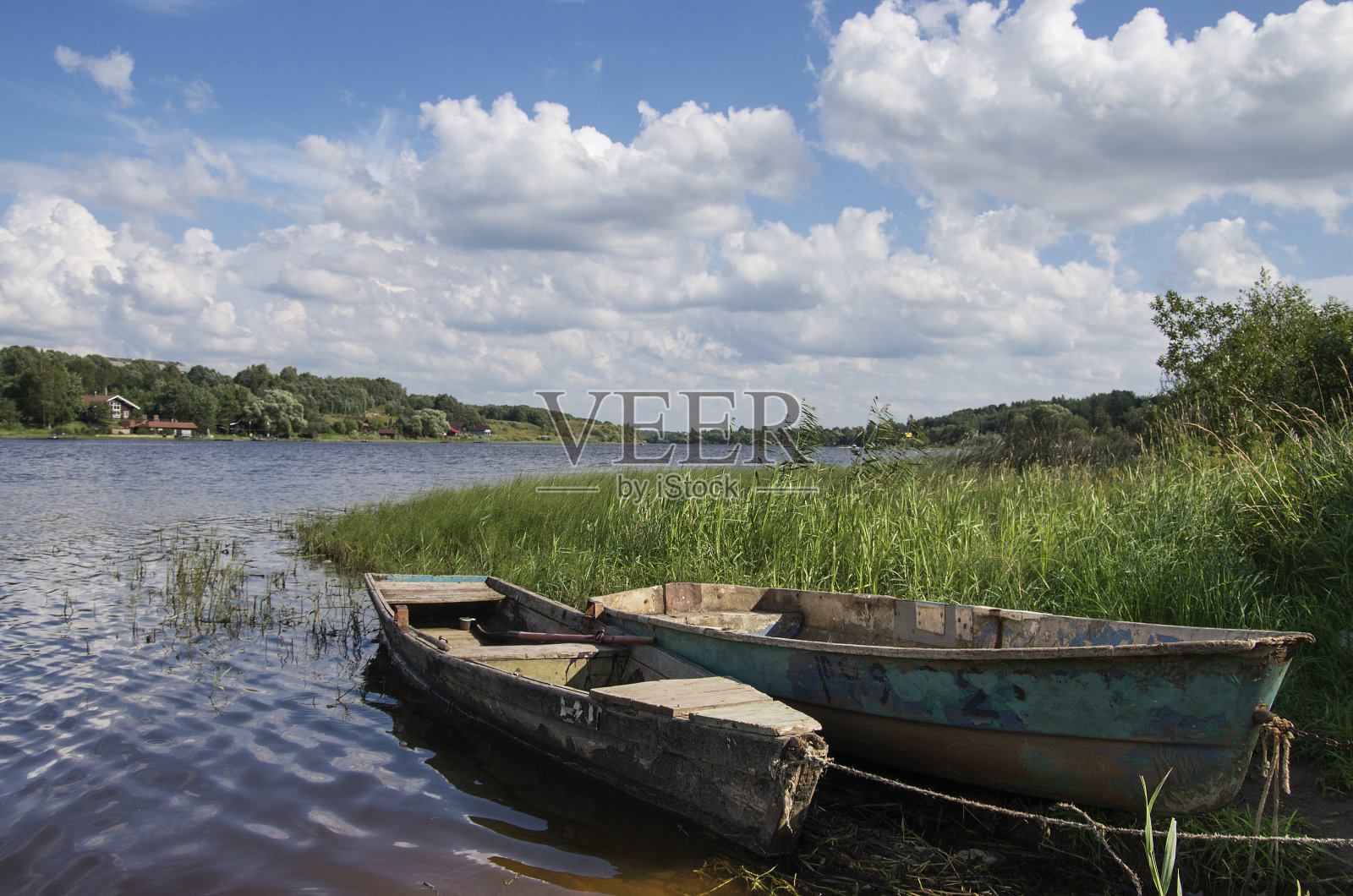 夏天的沃尔霍夫河。码头上的木船。照片摄影图片
