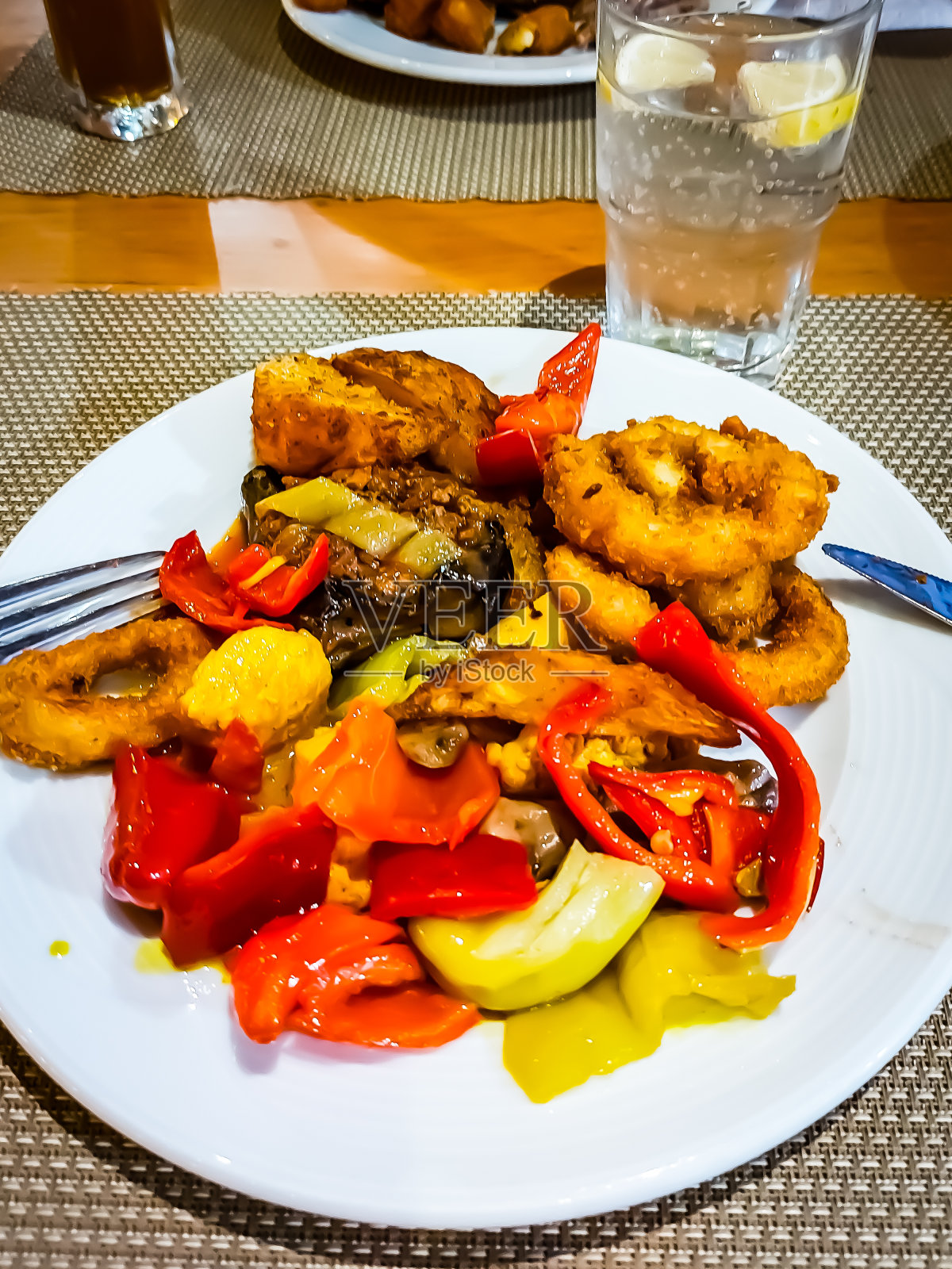 鱿鱼和烤蔬菜照片摄影图片