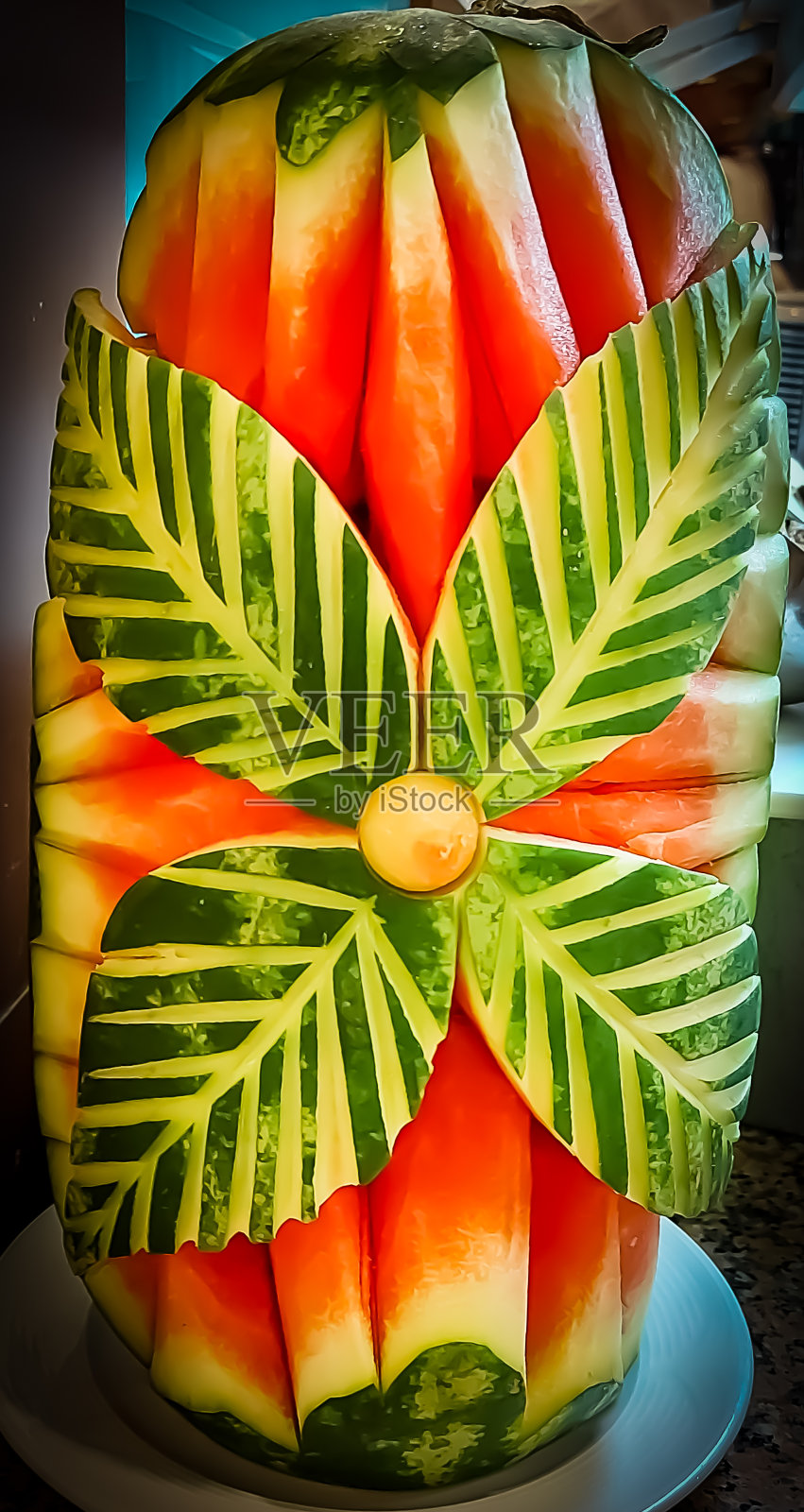 自助餐上摆放着雕花瓜作装饰照片摄影图片