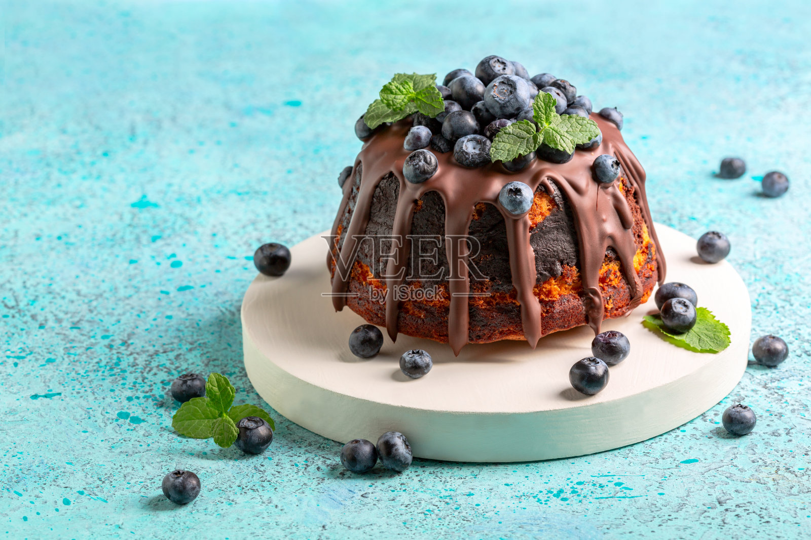 大理石蛋糕，巧克力糖霜和蓝莓。照片摄影图片