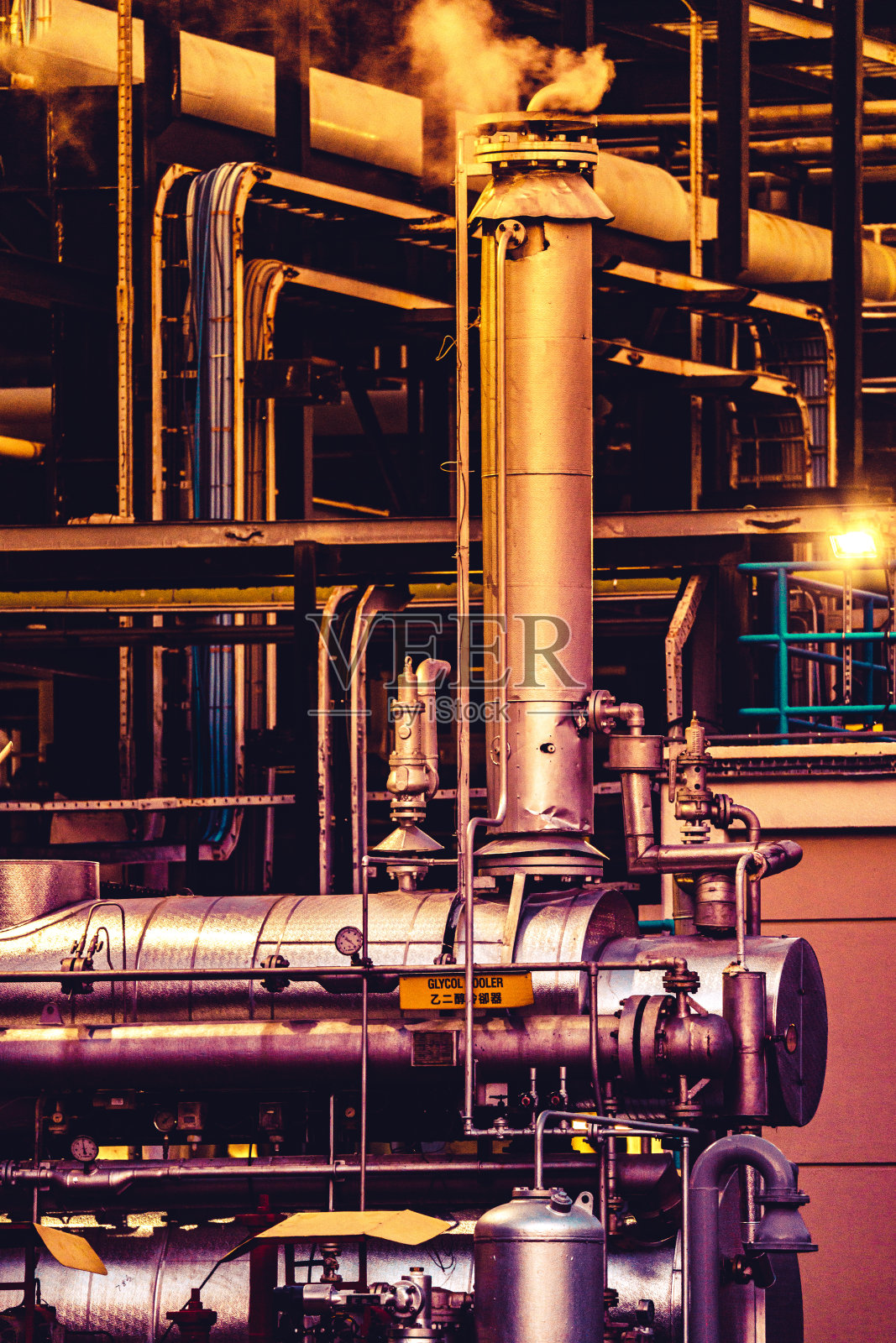 日落时分工业区的石化工厂照片摄影图片