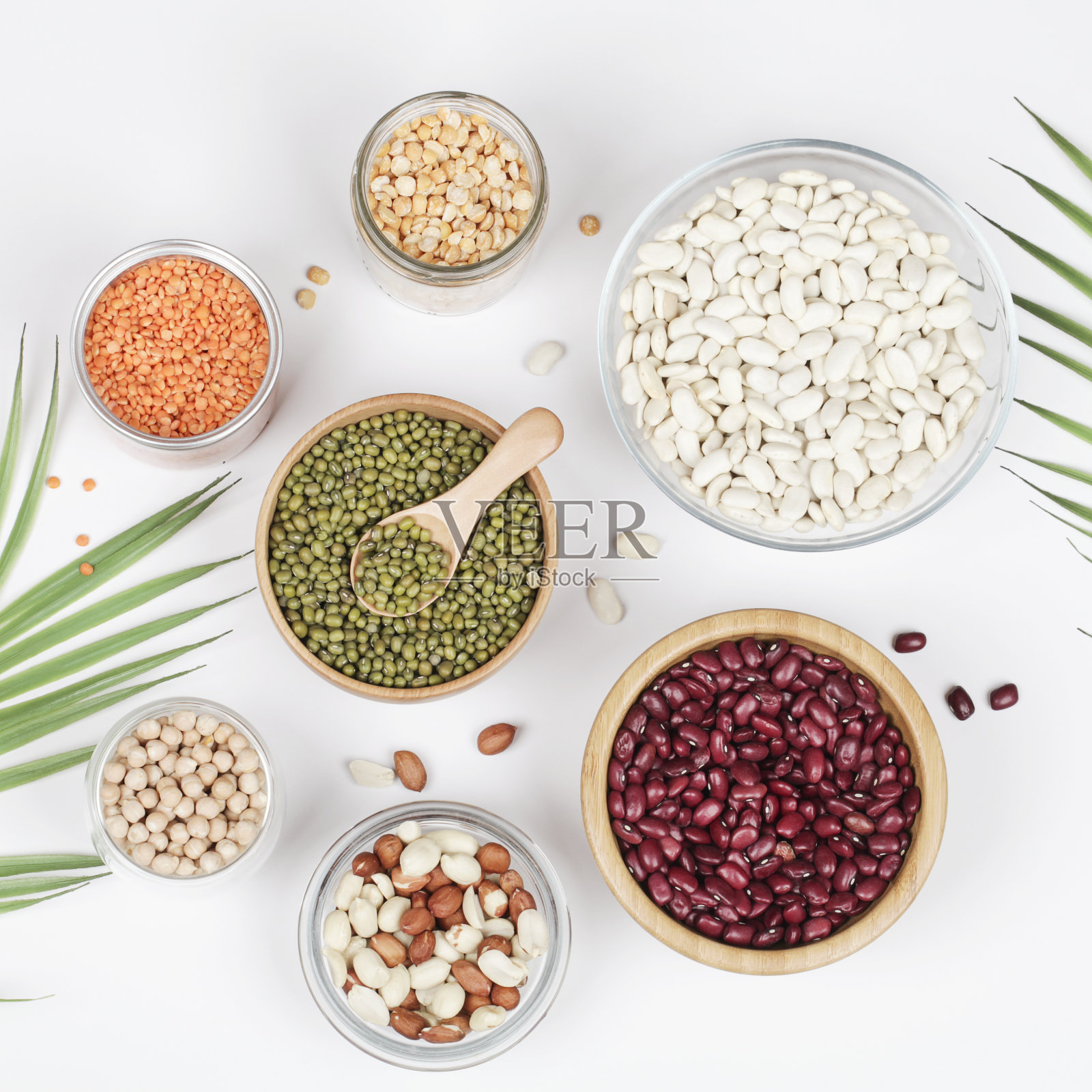 素食者的蛋白质来源。豆子，豌豆，鹰嘴豆，扁豆，绿豆，花生在白色背景的碗里。健康的素食。广场照片摄影图片