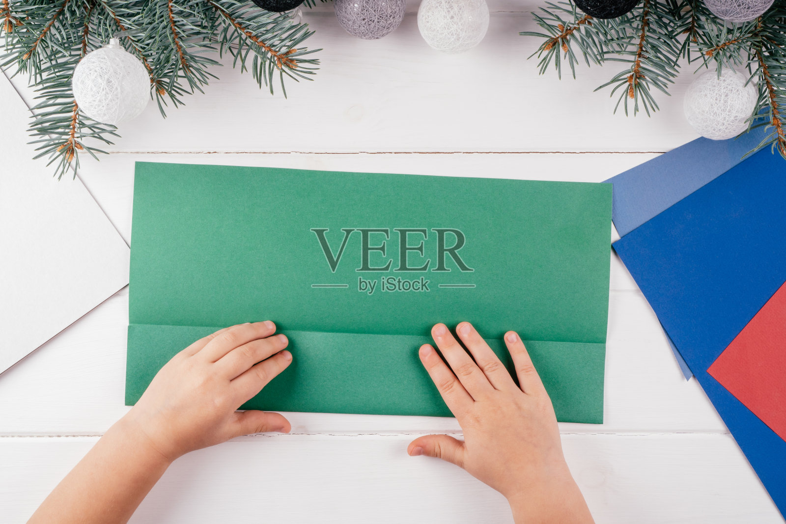 一步一步贺卡3D圣诞树教程。第四步:对半折，俯视图照片摄影图片