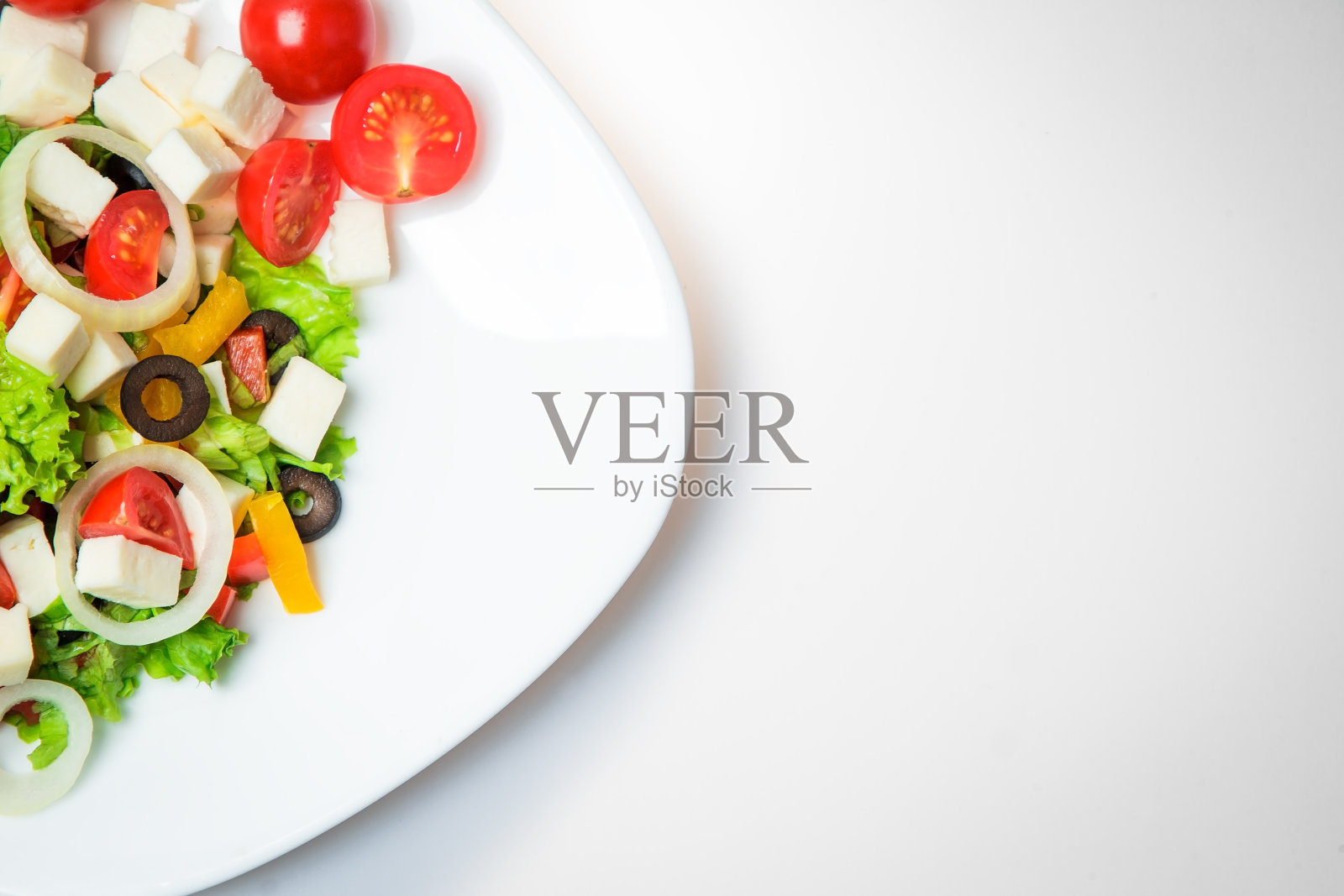 奶酪沙拉与蔬菜孤立的特写与文本空间照片摄影图片