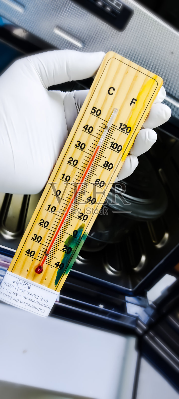 模拟冰箱温度计。热探测器。技术。有选择性的重点。照片摄影图片