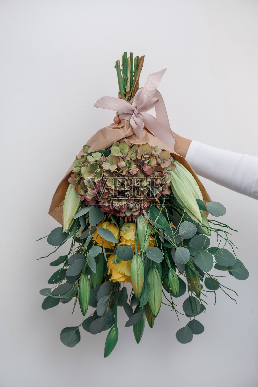 黄色玫瑰和桉树的花束照片摄影图片