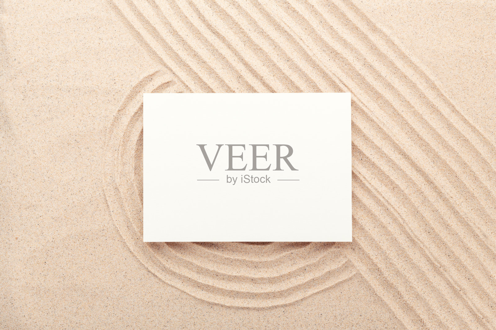 在沙背景上的空白卡片模型。画在沙滩上的线。前视图。最小的设计照片摄影图片