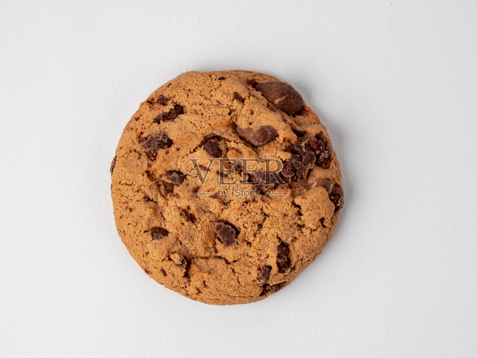 白色背景下的巧克力曲奇照片摄影图片