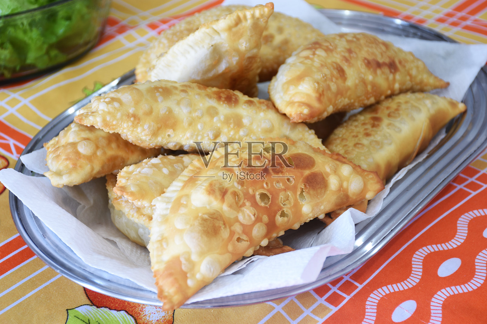 一份炸粉彩放在桌上照片摄影图片