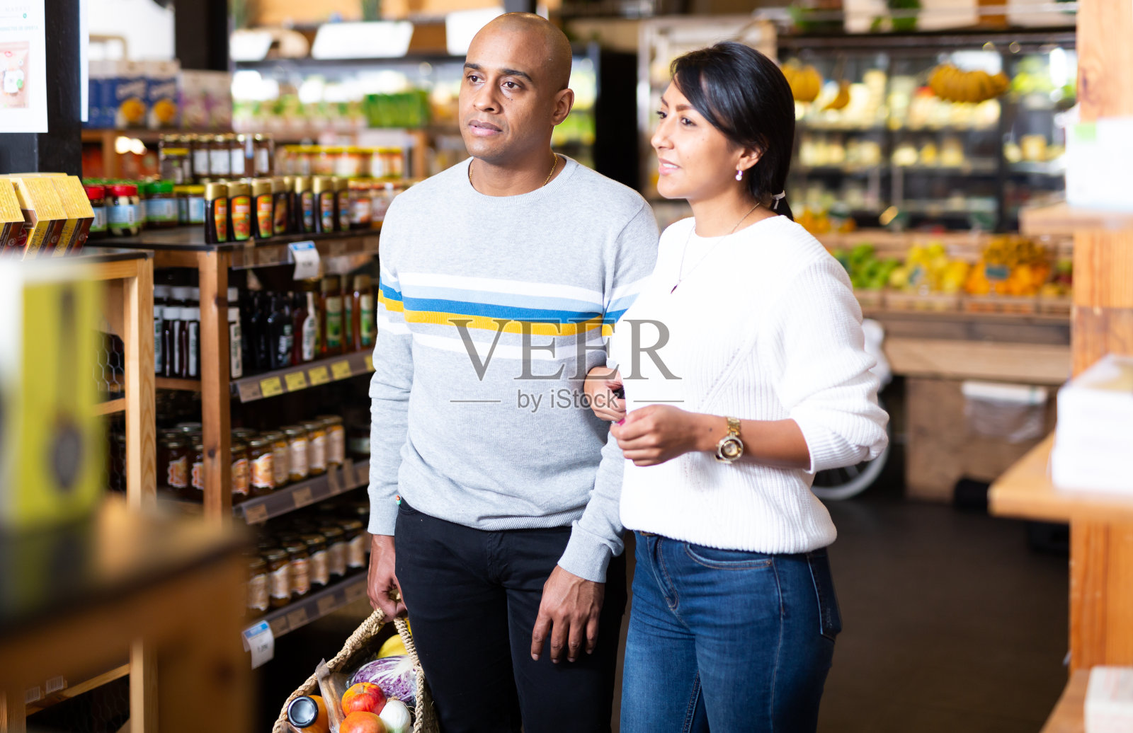 幸福的夫妇在超市拿着装满杂货的袋子照片摄影图片