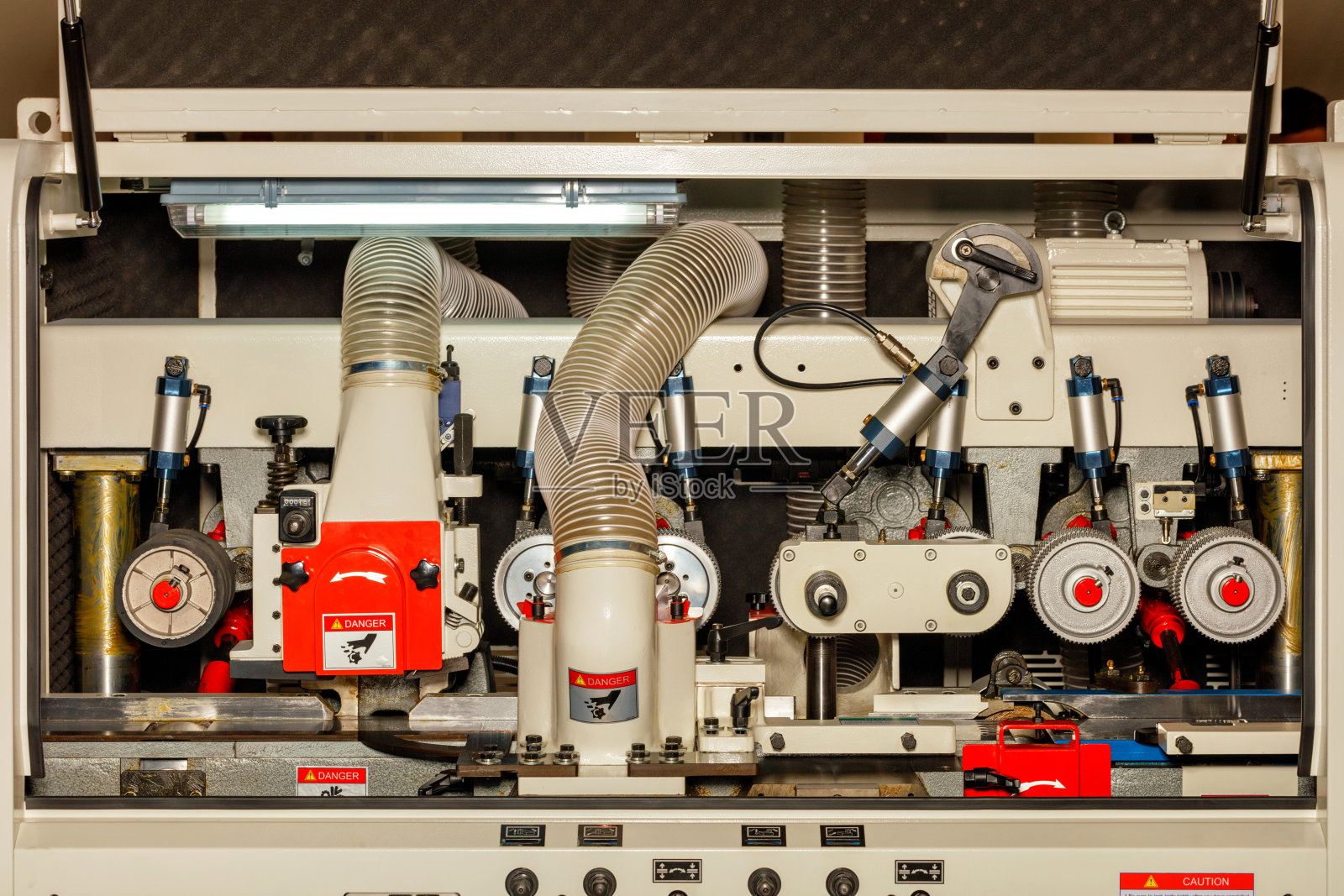 在现代木工机器上清除锯末和刨花的内部系统。照片摄影图片