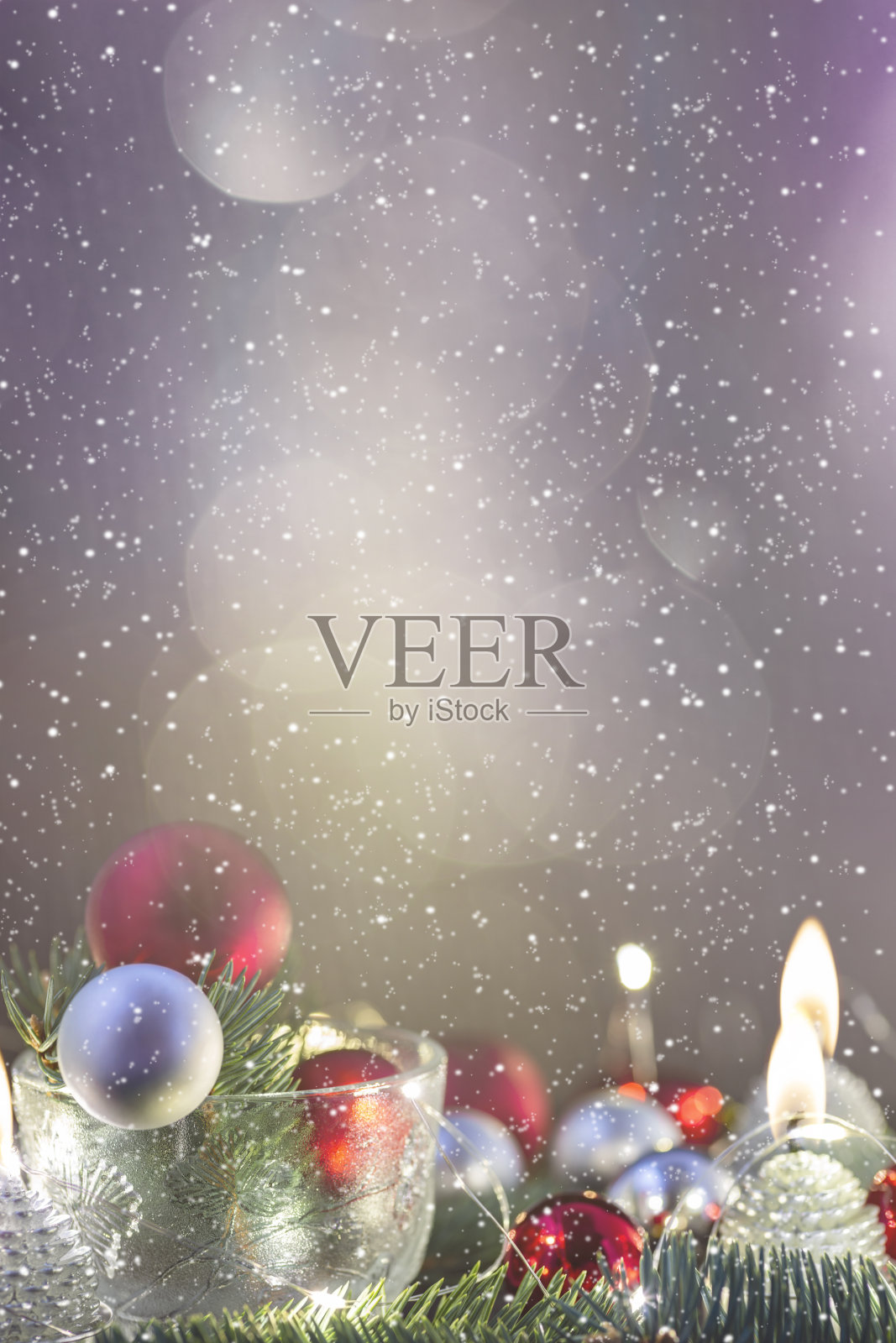 圣诞装饰。蜡烛，圣诞球，黑色背景上有散景灯的礼盒照片摄影图片