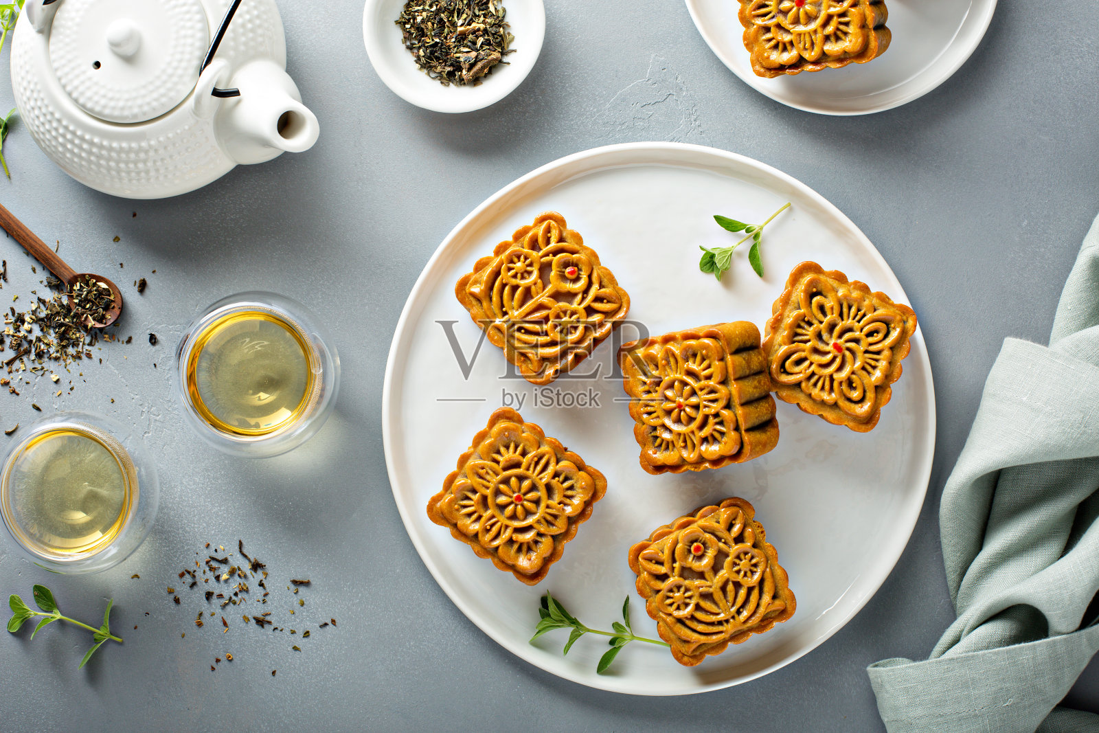 中秋节吃月饼照片摄影图片