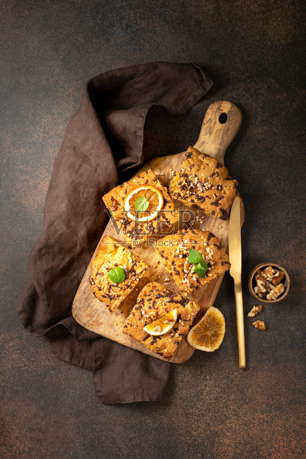 南瓜巧克力巧克力核桃巧克力棒俯视图。深色的烹饪背景上，布朗尼派片放在木板上。烘焙感恩节照片摄影图片