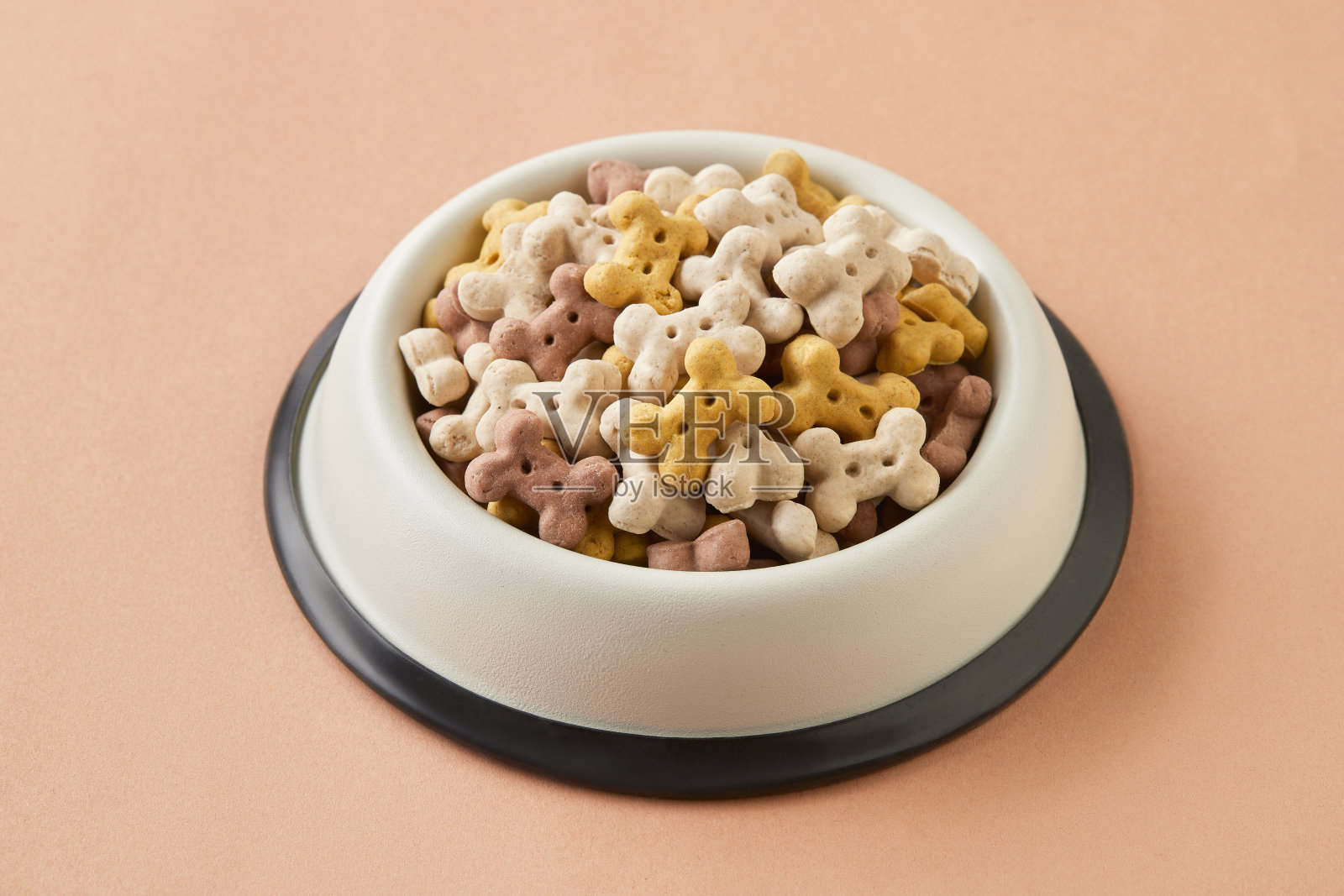 在棕色背景的碗中晾干狗粮照片摄影图片