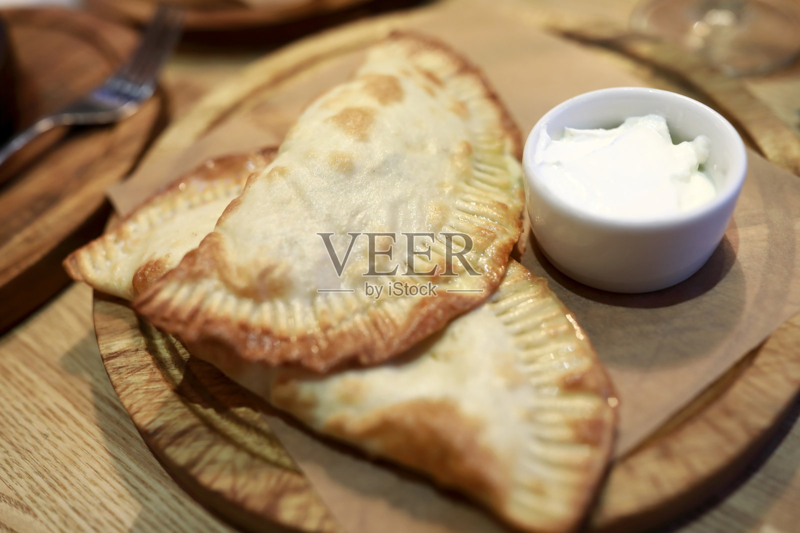 在木板上放酸奶油的切布拉克风景照片摄影图片