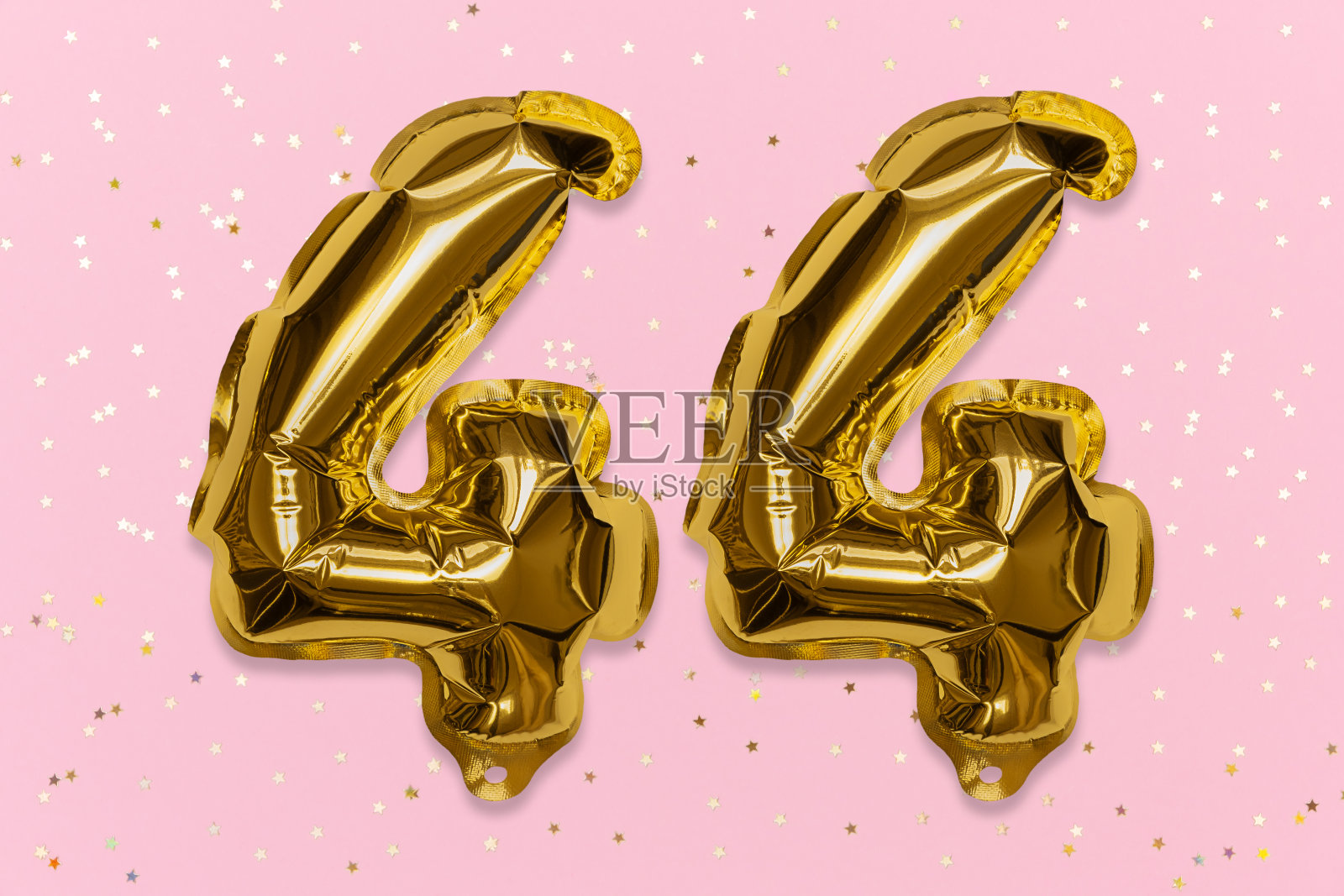 气球上的数字用金箔做成，数字44在粉红色的背景上用亮片装饰。照片摄影图片