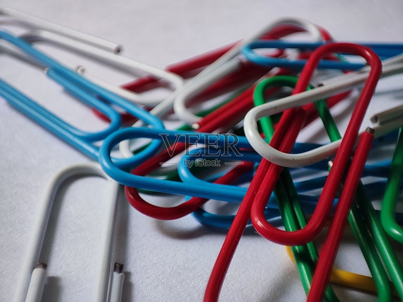 彩色回形针的特写视图照片摄影图片