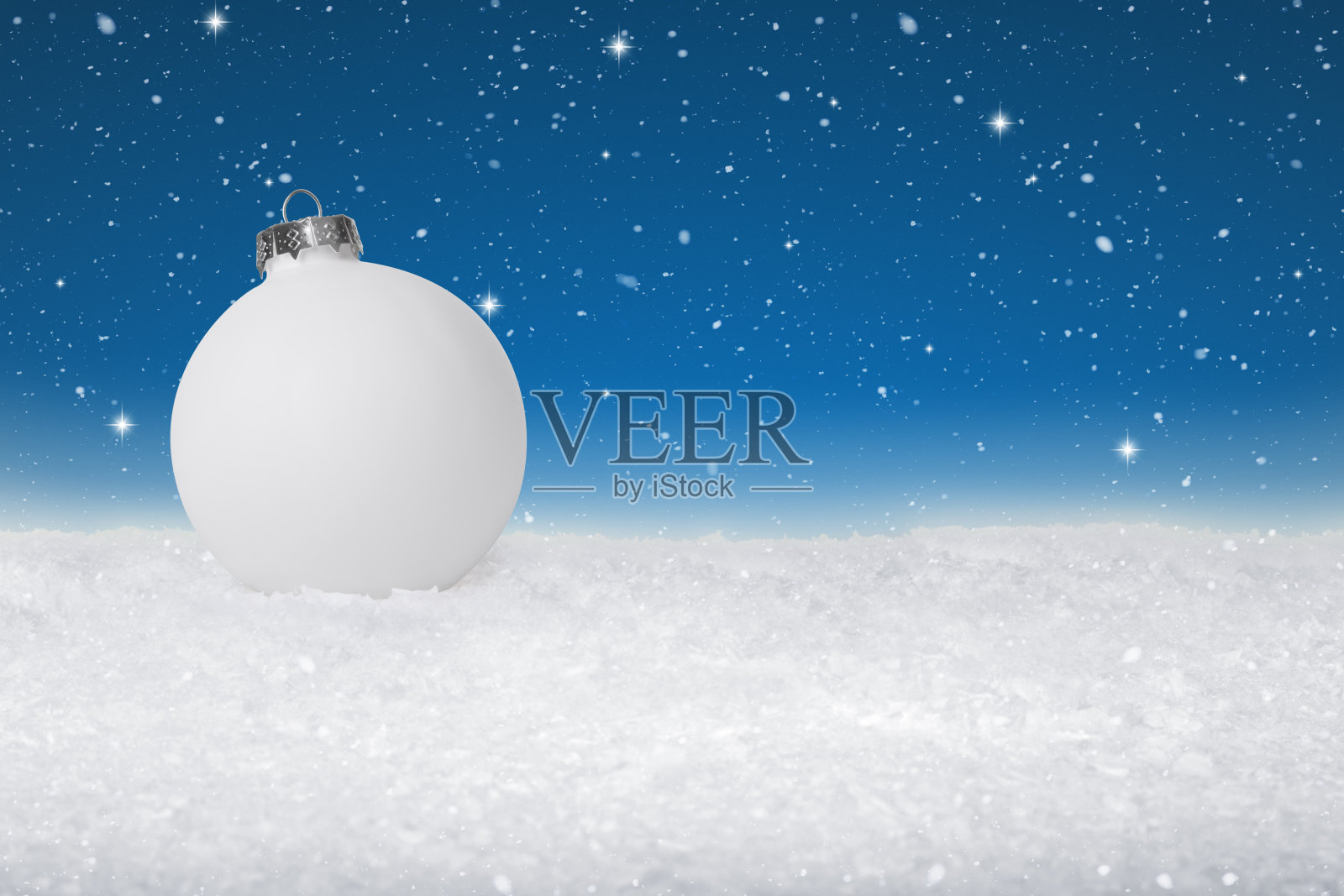 朴素的白色圣诞装饰物在假的白色雪照片摄影图片