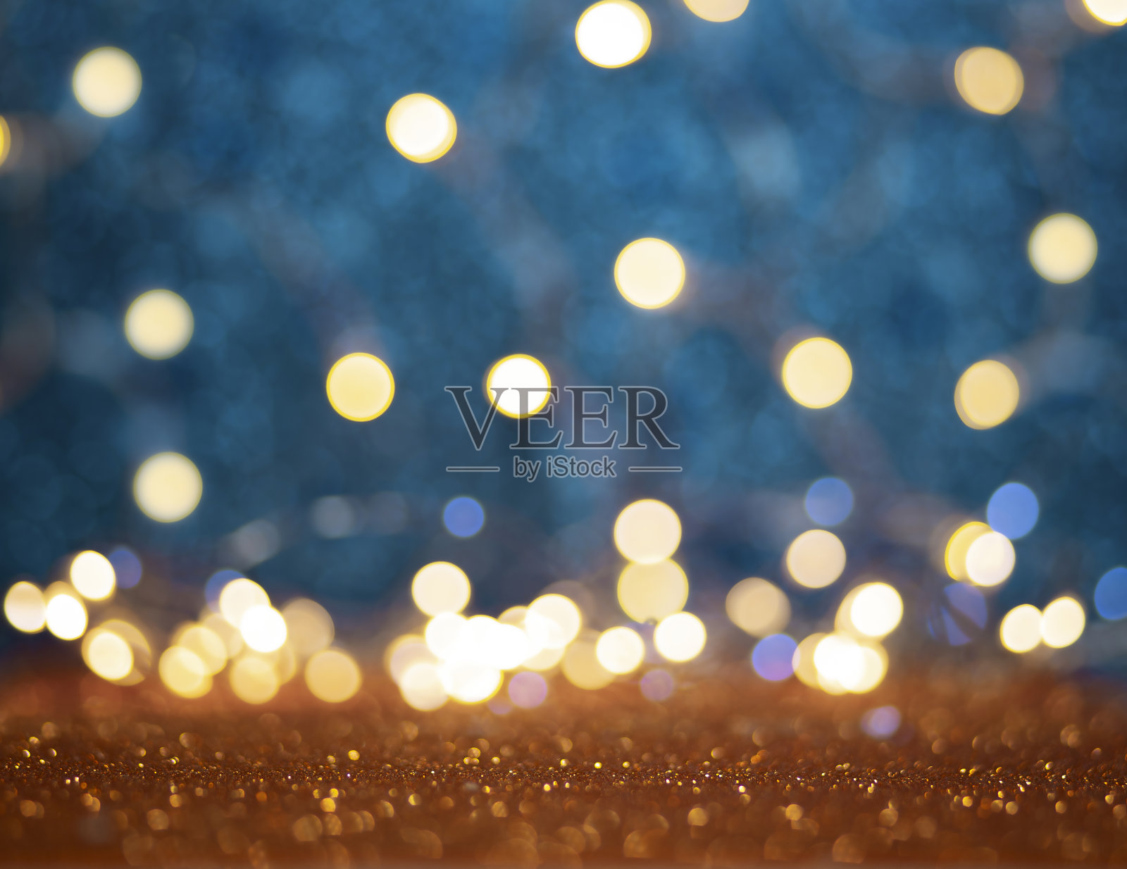 新年和圣诞节的装饰品闪闪发光和散焦灯。照片摄影图片