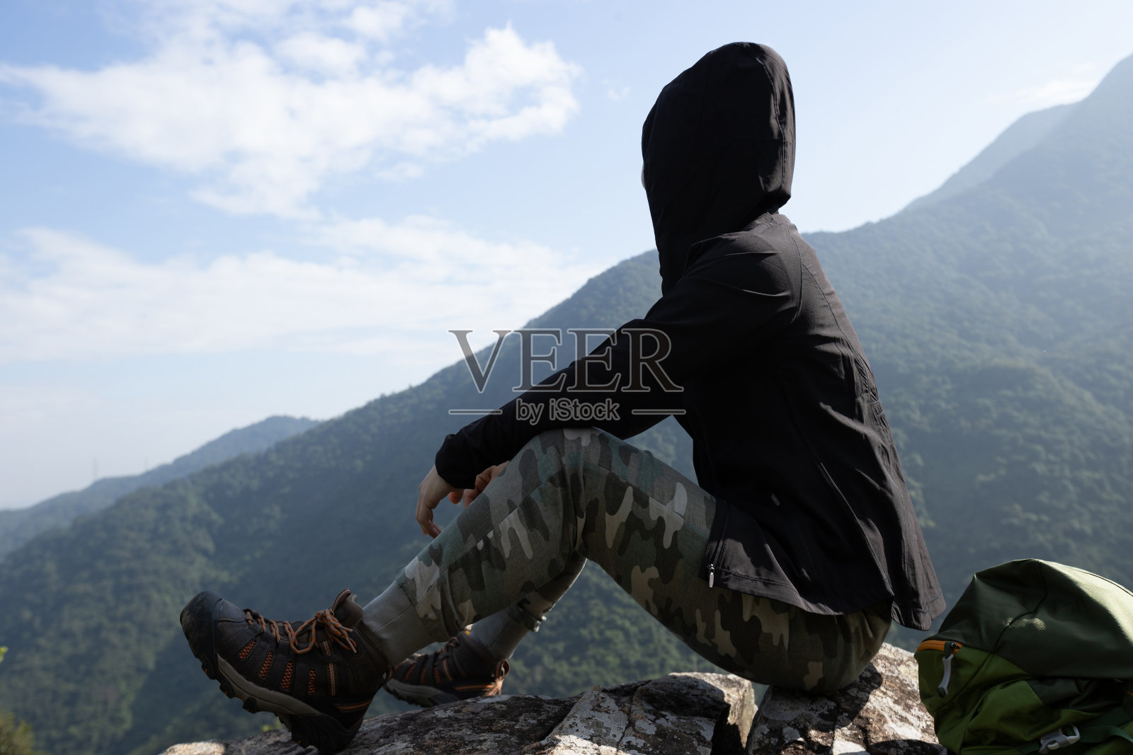 成功的徒步旅行者会在山顶的悬崖边欣赏风景照片摄影图片