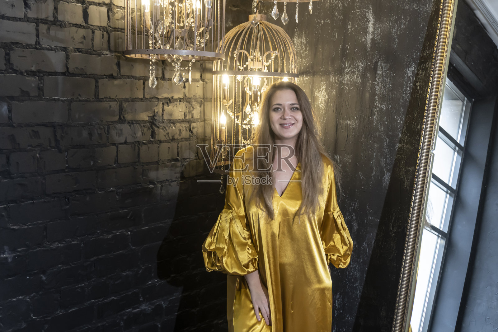 年轻漂亮的女人，29岁，浅棕色头发，绿色眼睛照片摄影图片