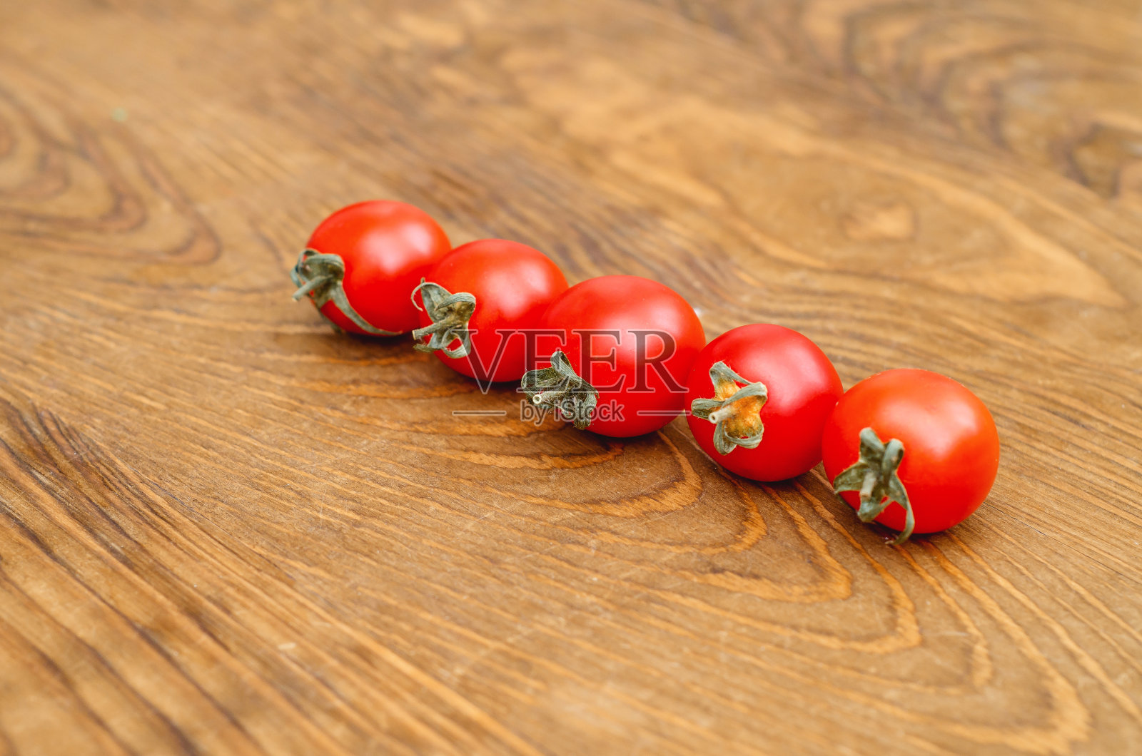 小红樱桃番茄的木板背景照片摄影图片