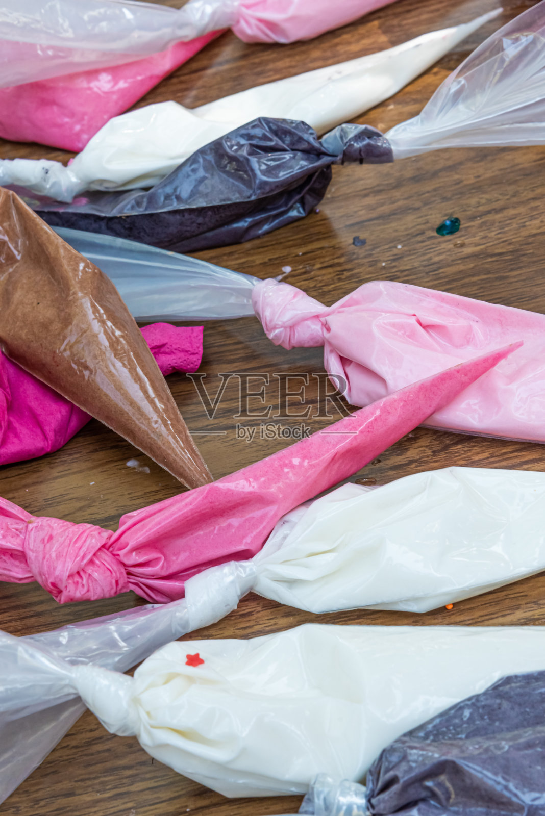 裱花袋与糖霜曲奇装饰配件照片摄影图片