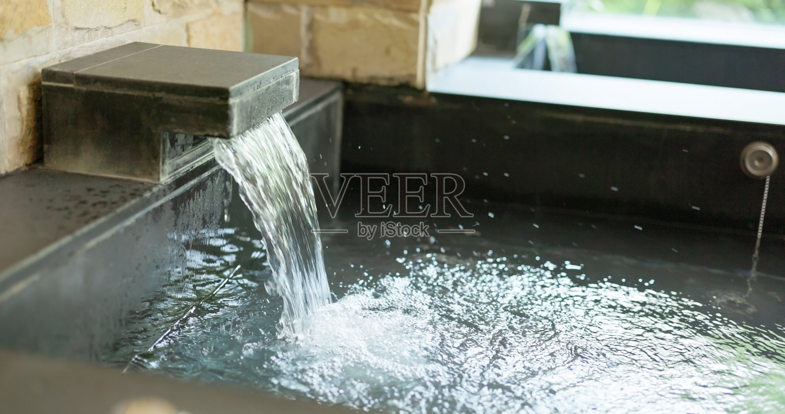 温泉出来了照片摄影图片