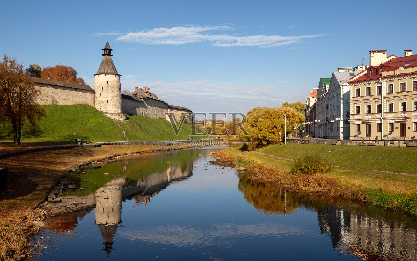 普斯科夫秋天的城市照片摄影图片