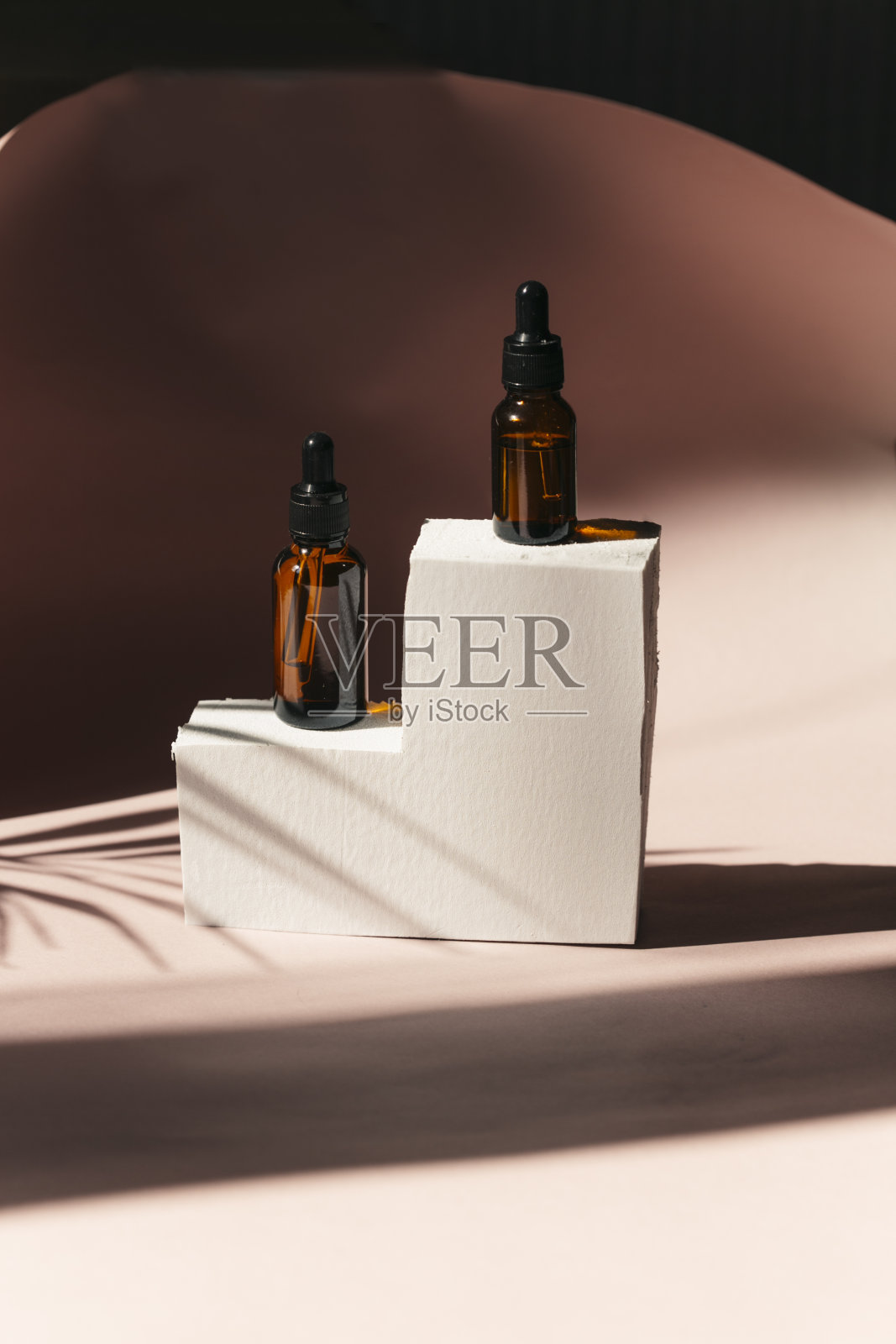 黑色背景上的精油瓶照片摄影图片