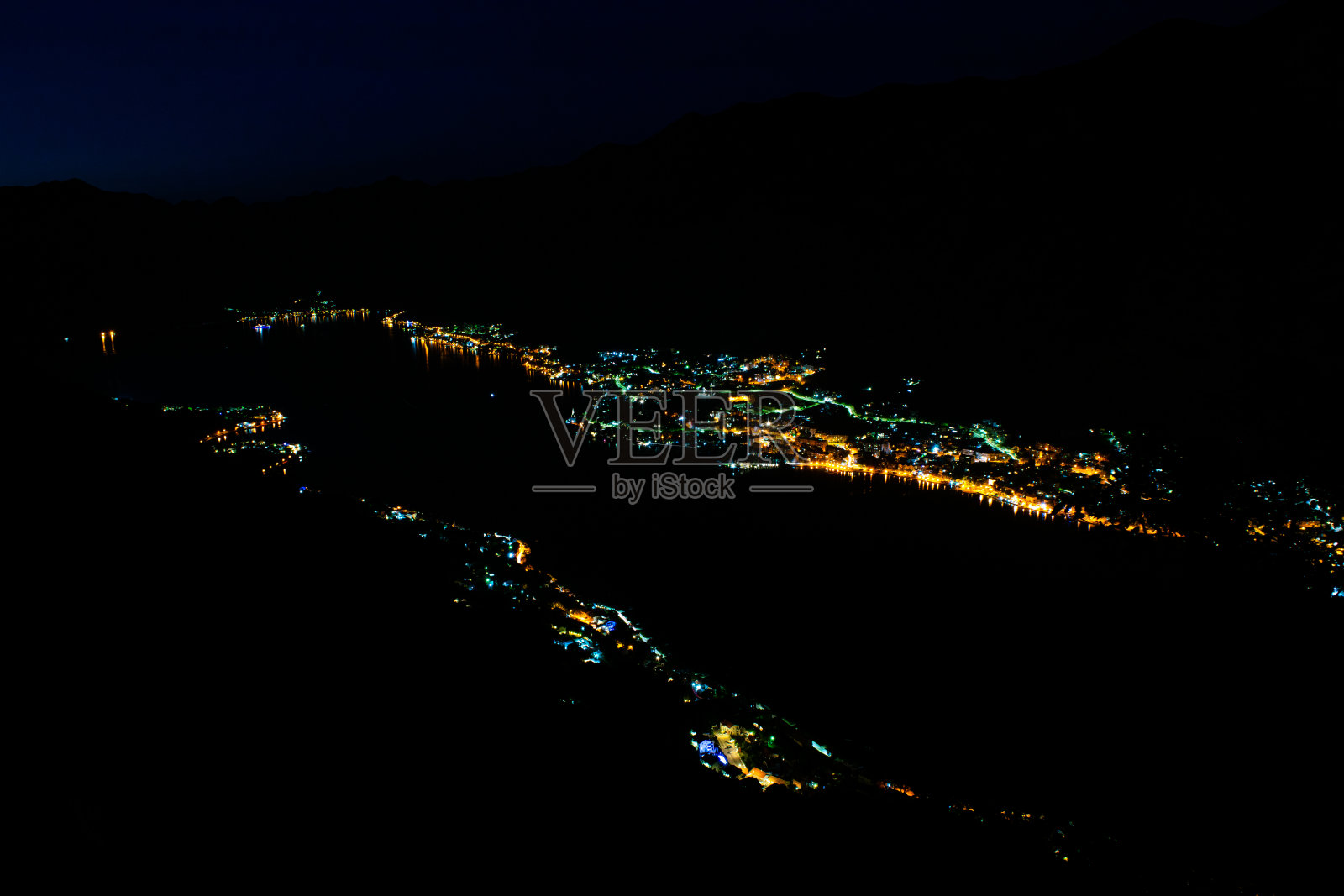 从Vrmac山俯瞰被照亮的Kotor湾(Boka Kotorska)。亚得里亚海。达尔马提亚。巴尔干半岛。黑山共和国照片摄影图片