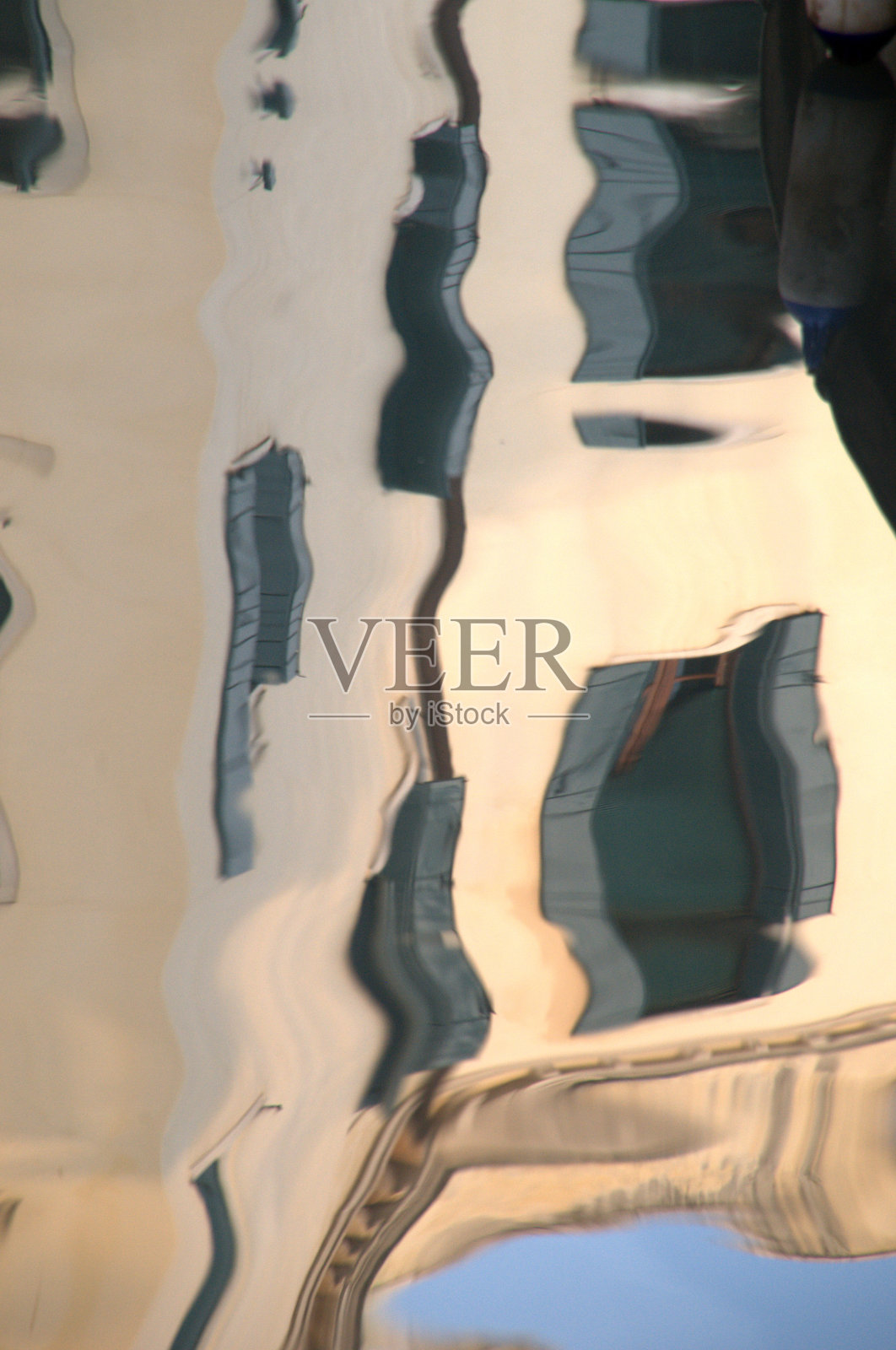 威尼斯建筑的扭曲倒影照片摄影图片