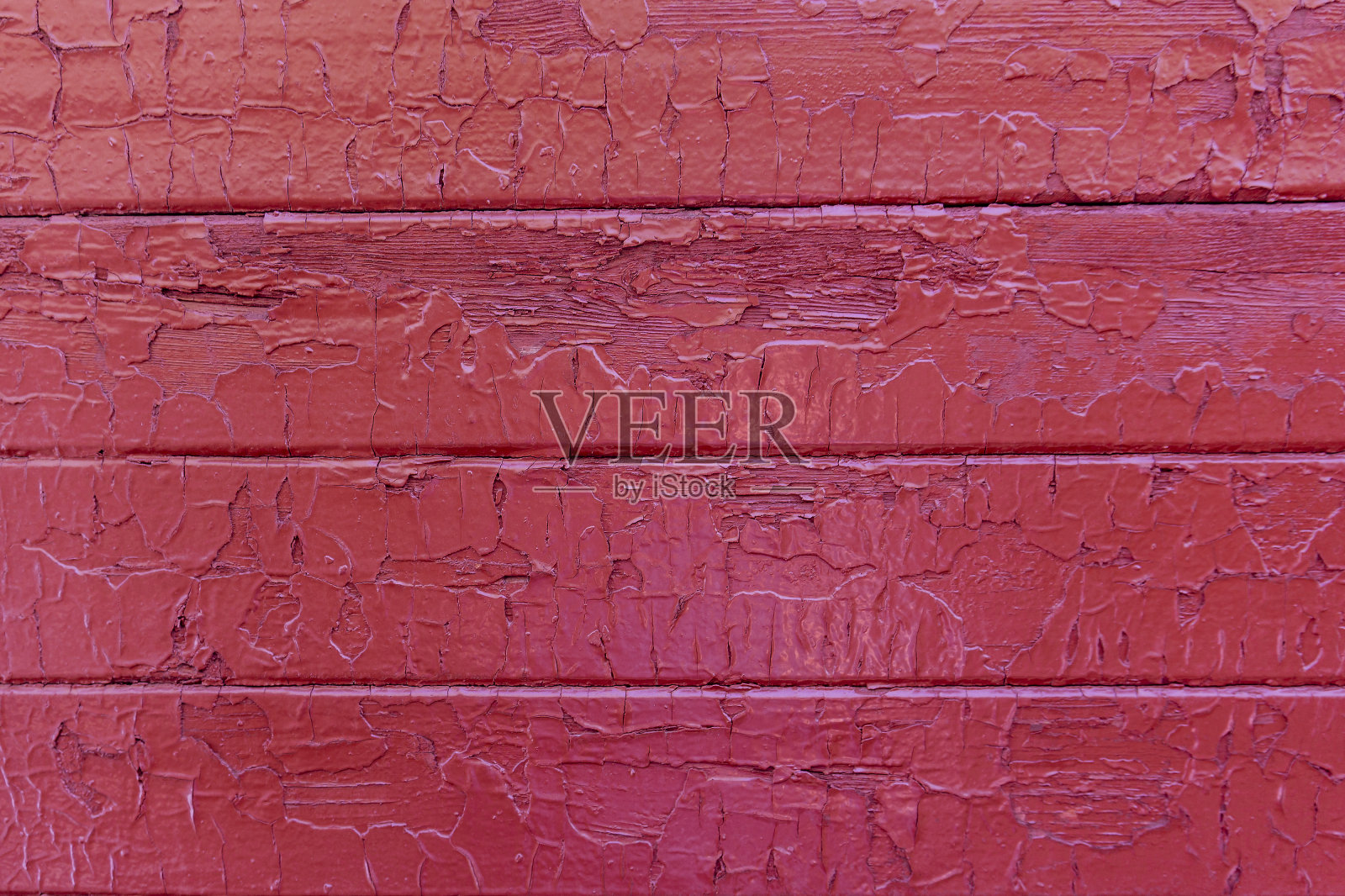 深红色木制背景。有裂缝的旧木头，上面还涂着新漆。涂有油漆的木板的纹理。照片摄影图片