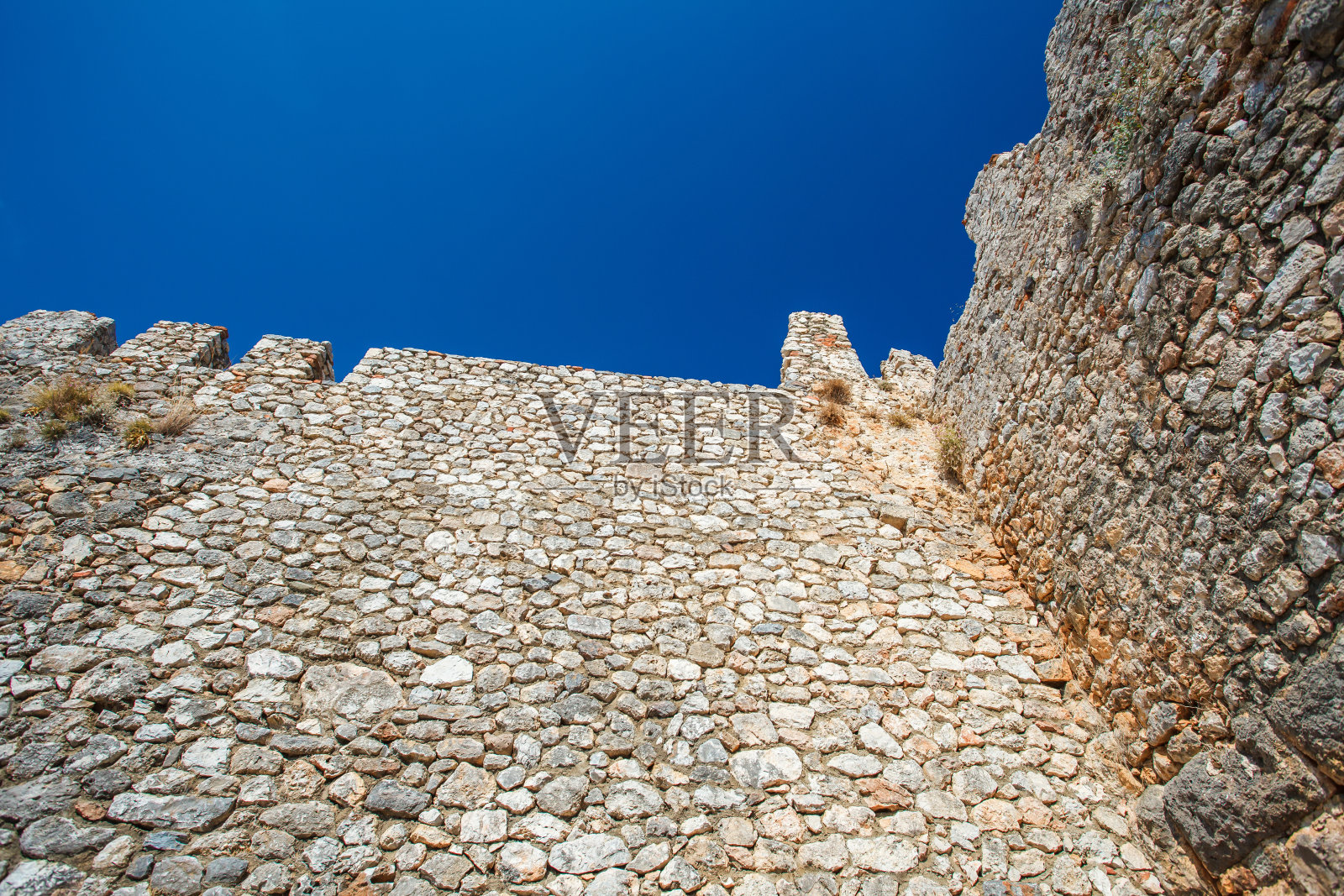 用旧砖石建造的堡垒墙，俯视蓝天。照片摄影图片